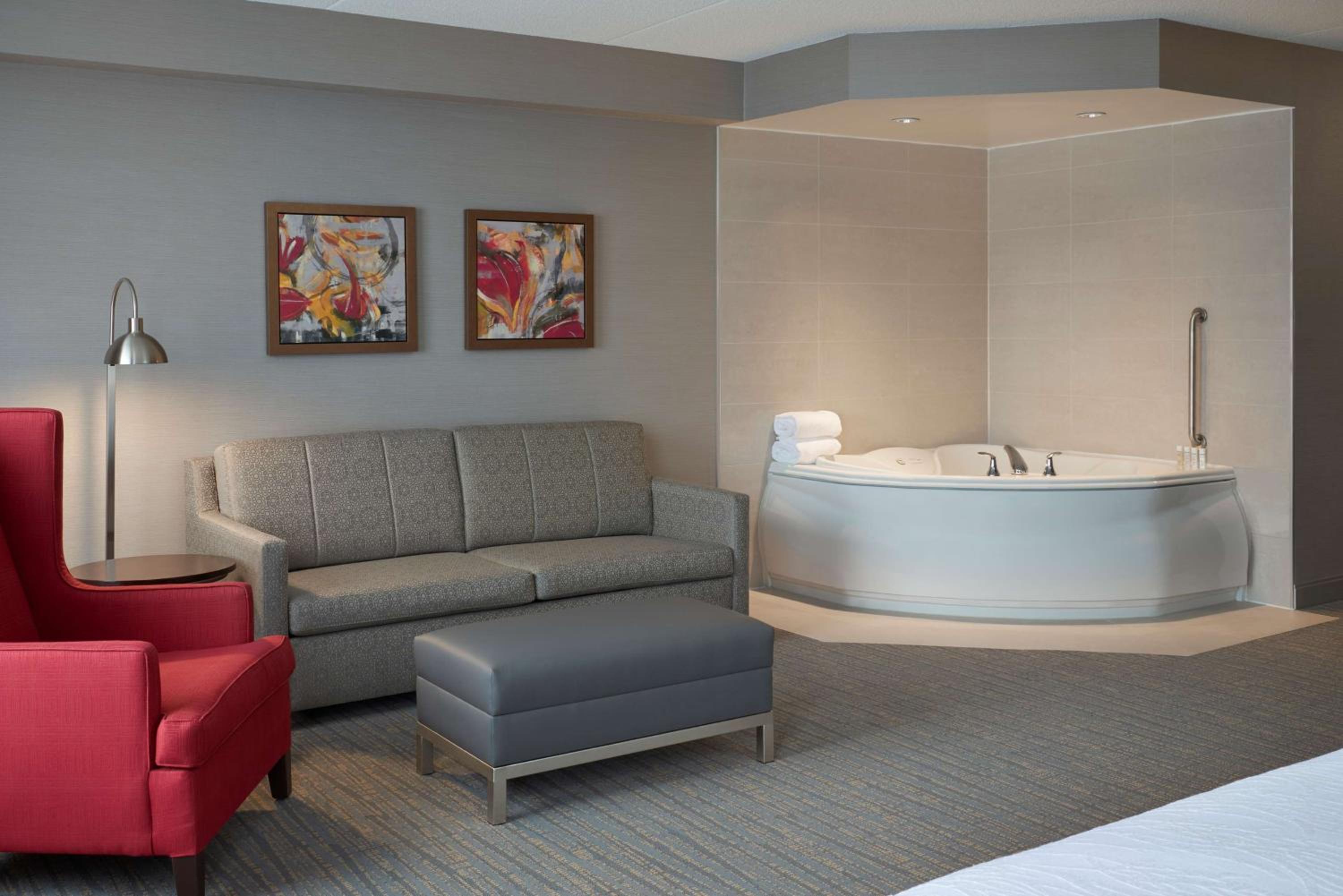 One-Bedroom King Suite with Whirlpool - Photo 2