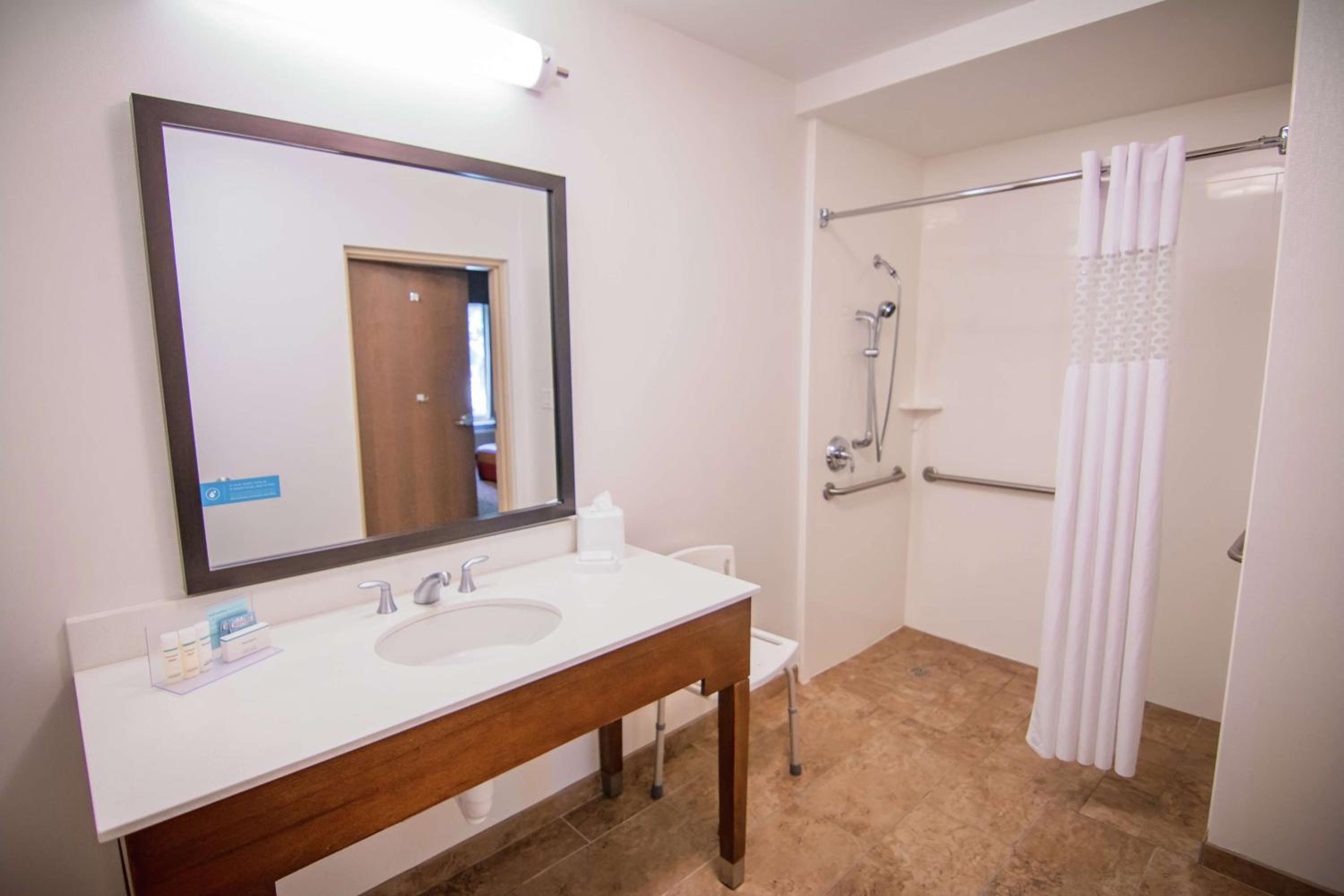 Studio with Two Queen Beds and Roll-In Shower - Mobility Access/Non-Smoking