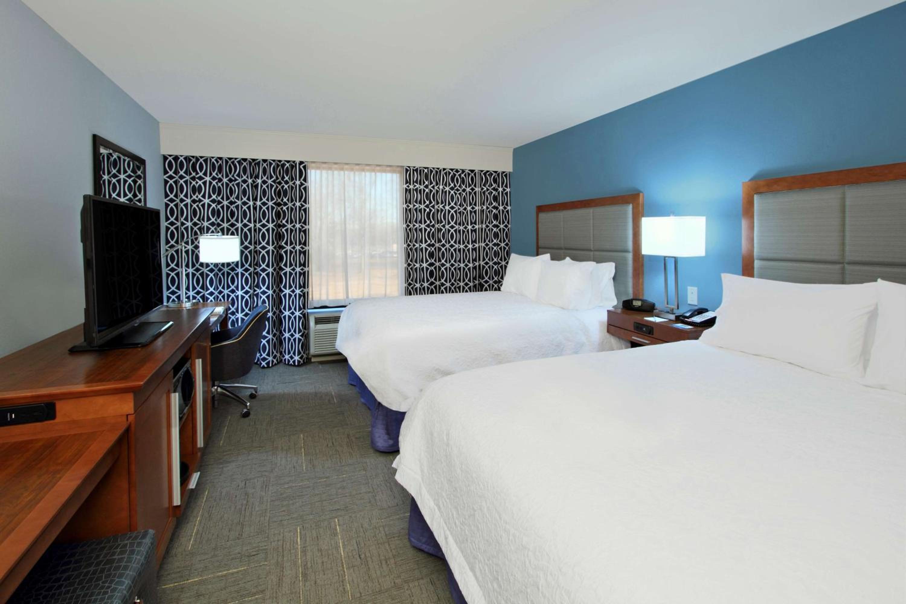 Queen Room with Two Queen Beds (4 Adults) photo 1
