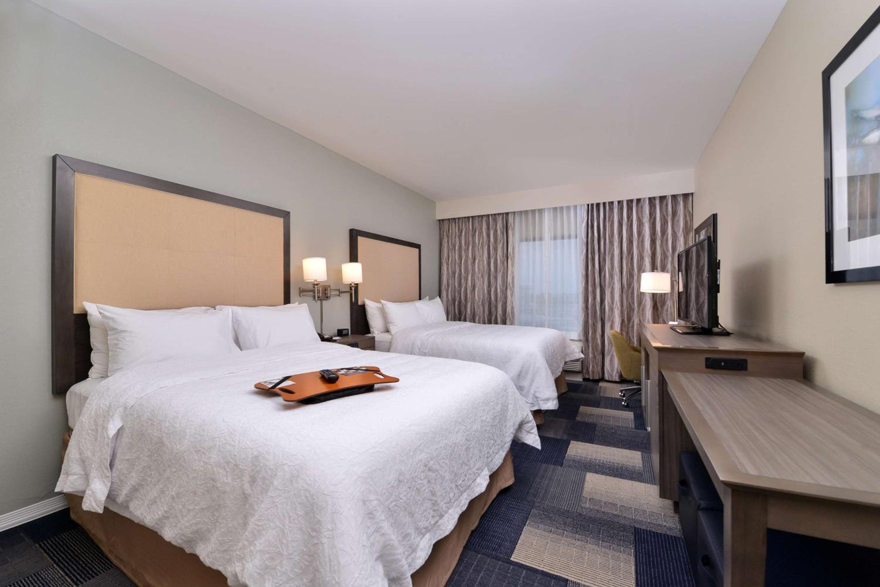 Queen Room with Two Queen Beds photo 3