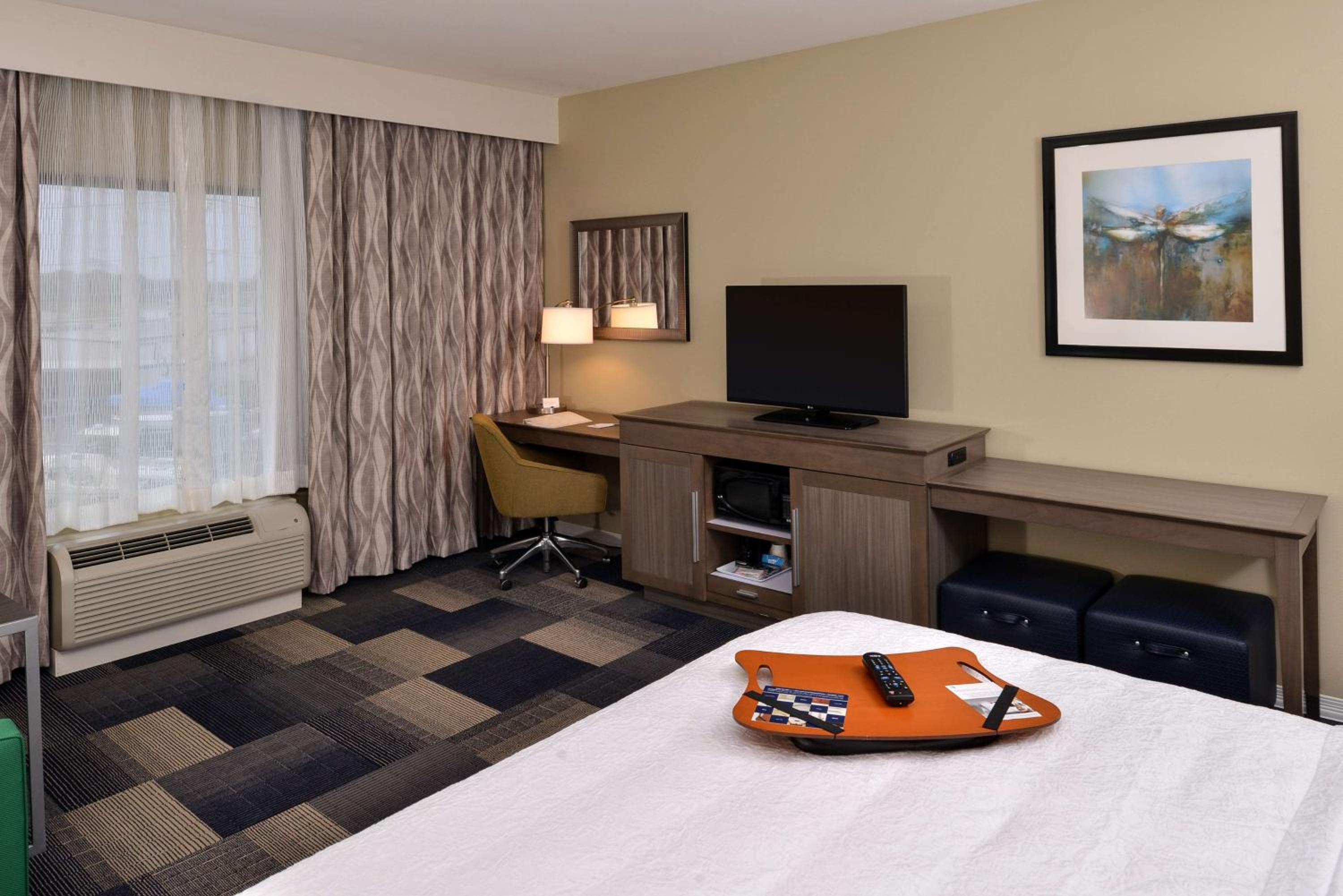 King Room with Accessible Tub - Mobility and Hearing Access/Non-Smoking photo 3
