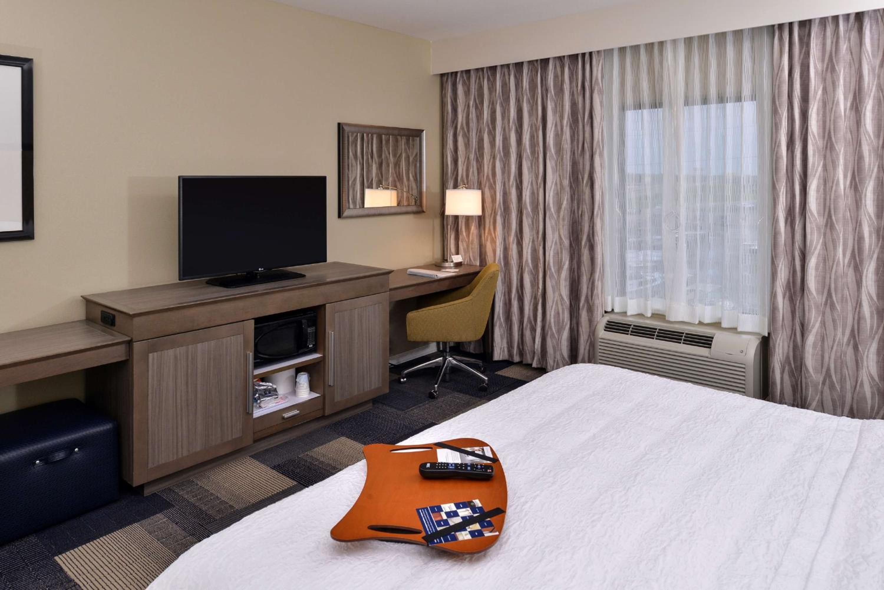 Queen Room with Two Queen Beds - Hearing Access/Non-Smoking photo 3