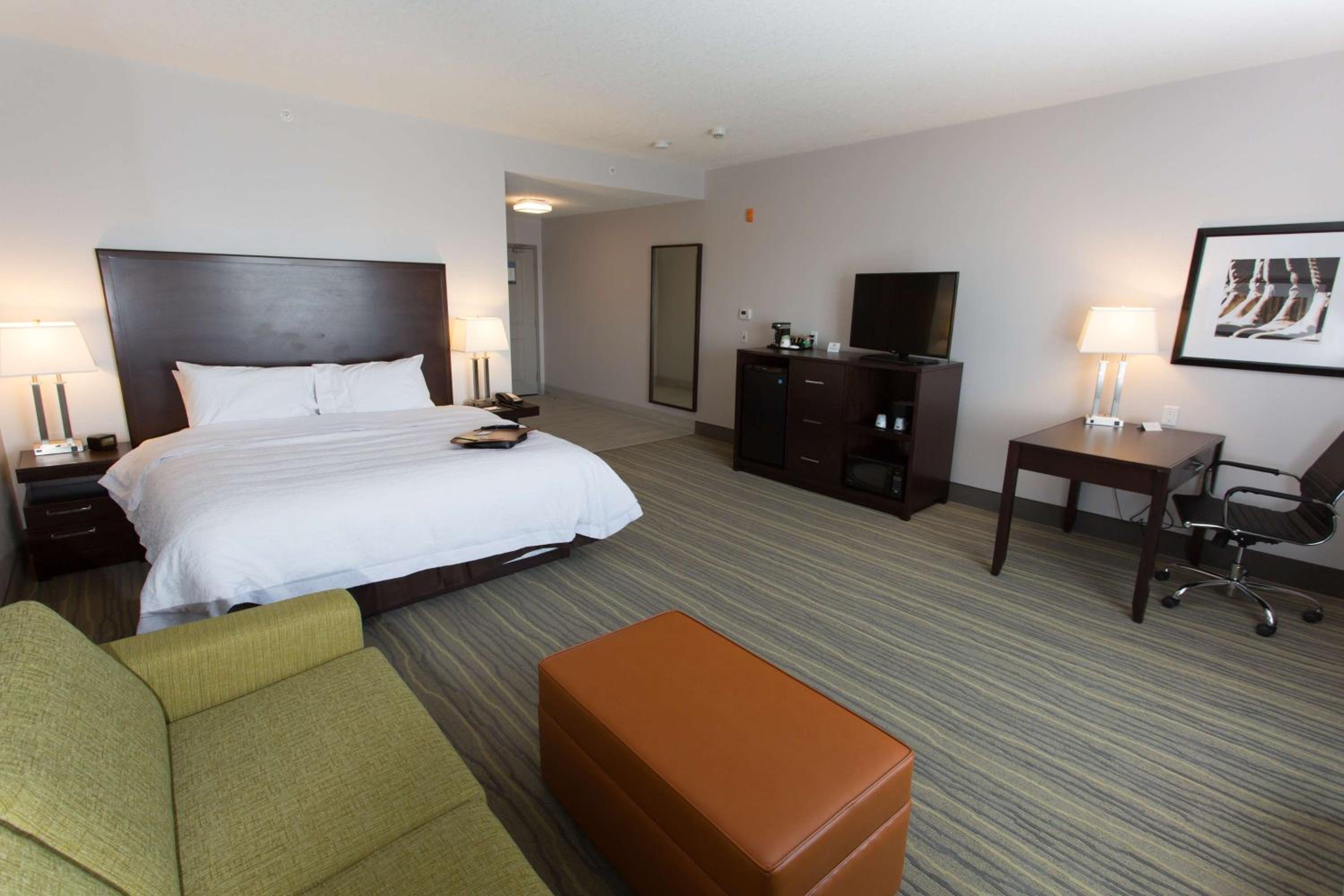 King Room with Roll-In Shower - Mobility and Hearing Access/Non-Smoking photo 1