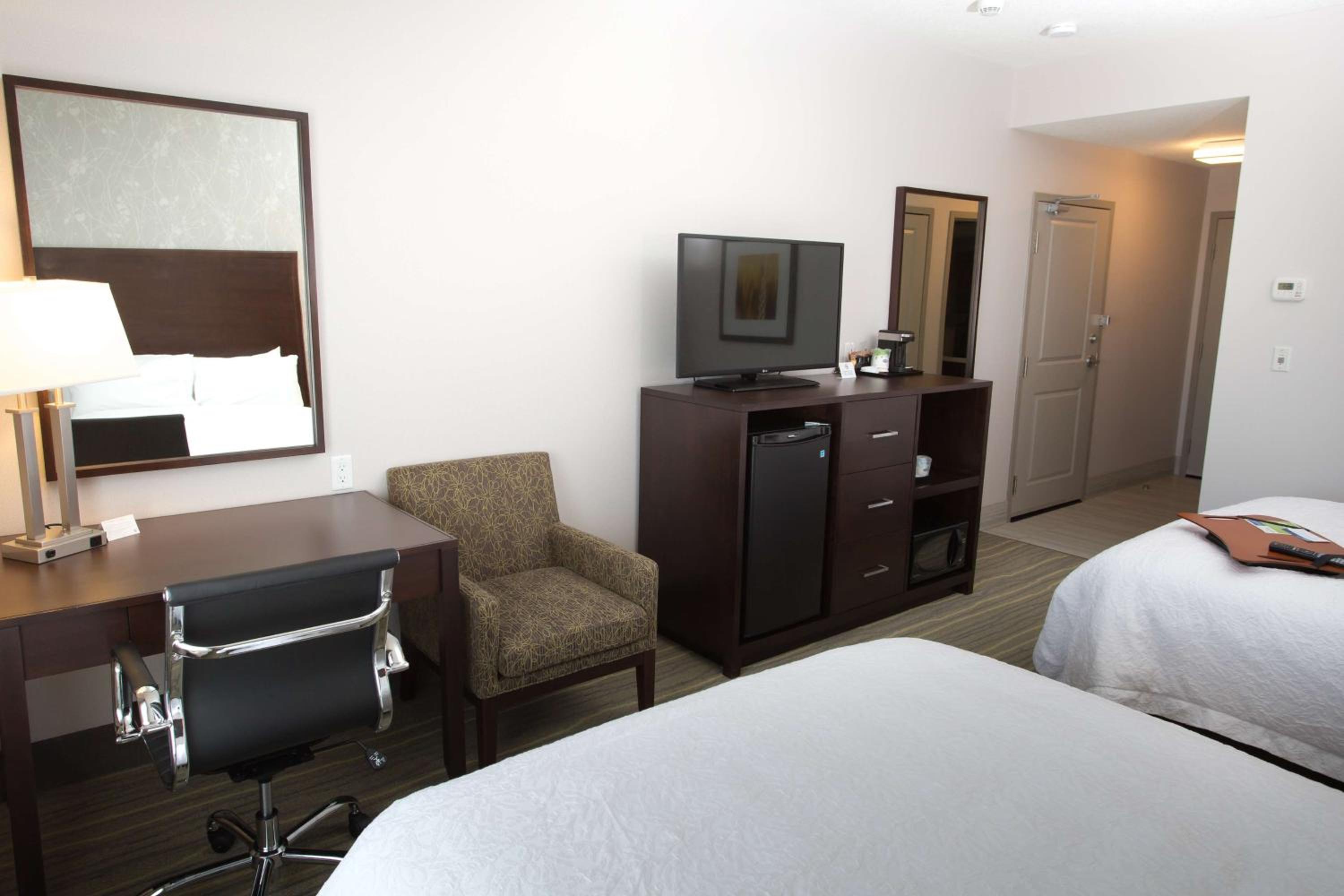 Queen Room with Two Queen Beds (4 Adults) photo 2