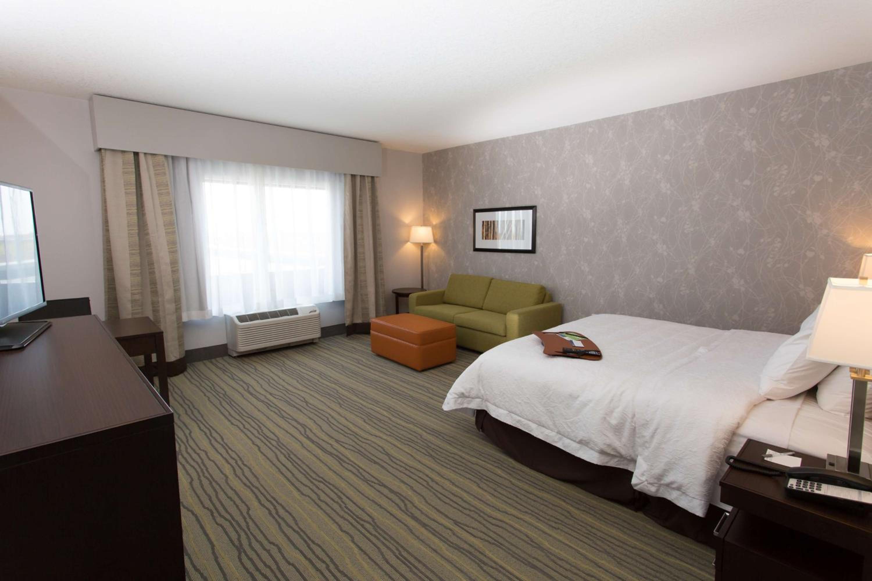 King Room with Roll-In Shower - Mobility and Hearing Access/Non-Smoking photo 3