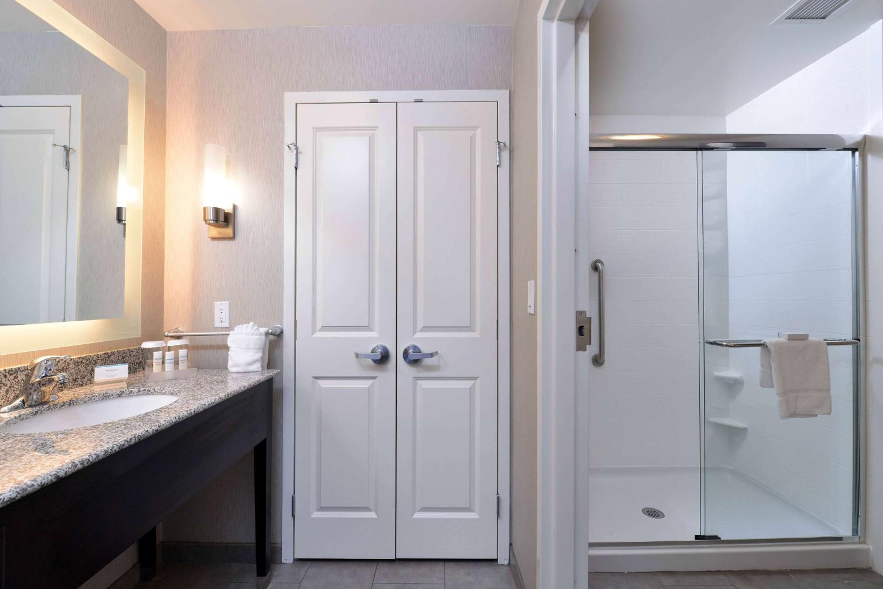 Two-Bedroom Suite - Non-Smoking photo 2