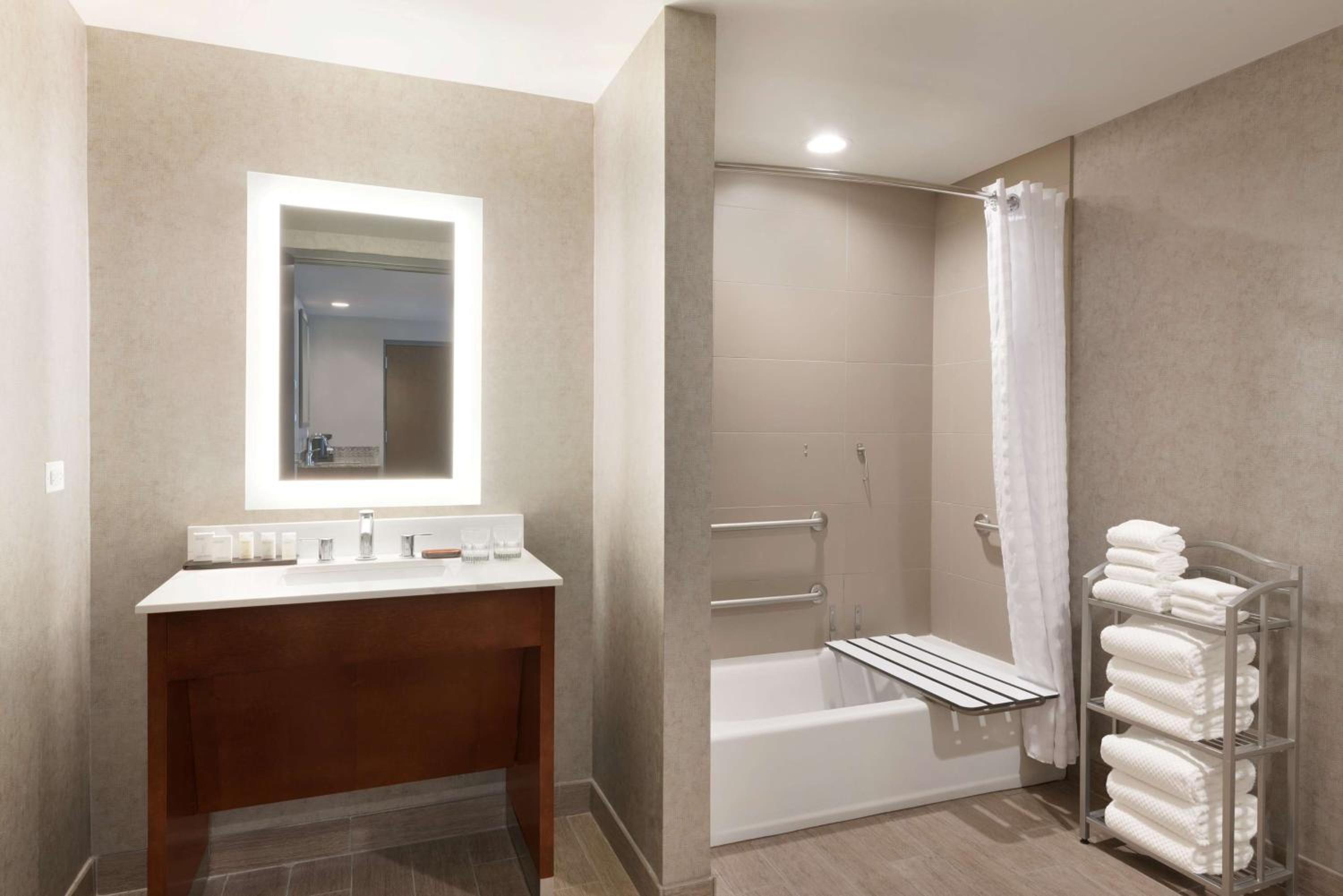 King Studio Suite with Mobility Accessible Tub photo 2