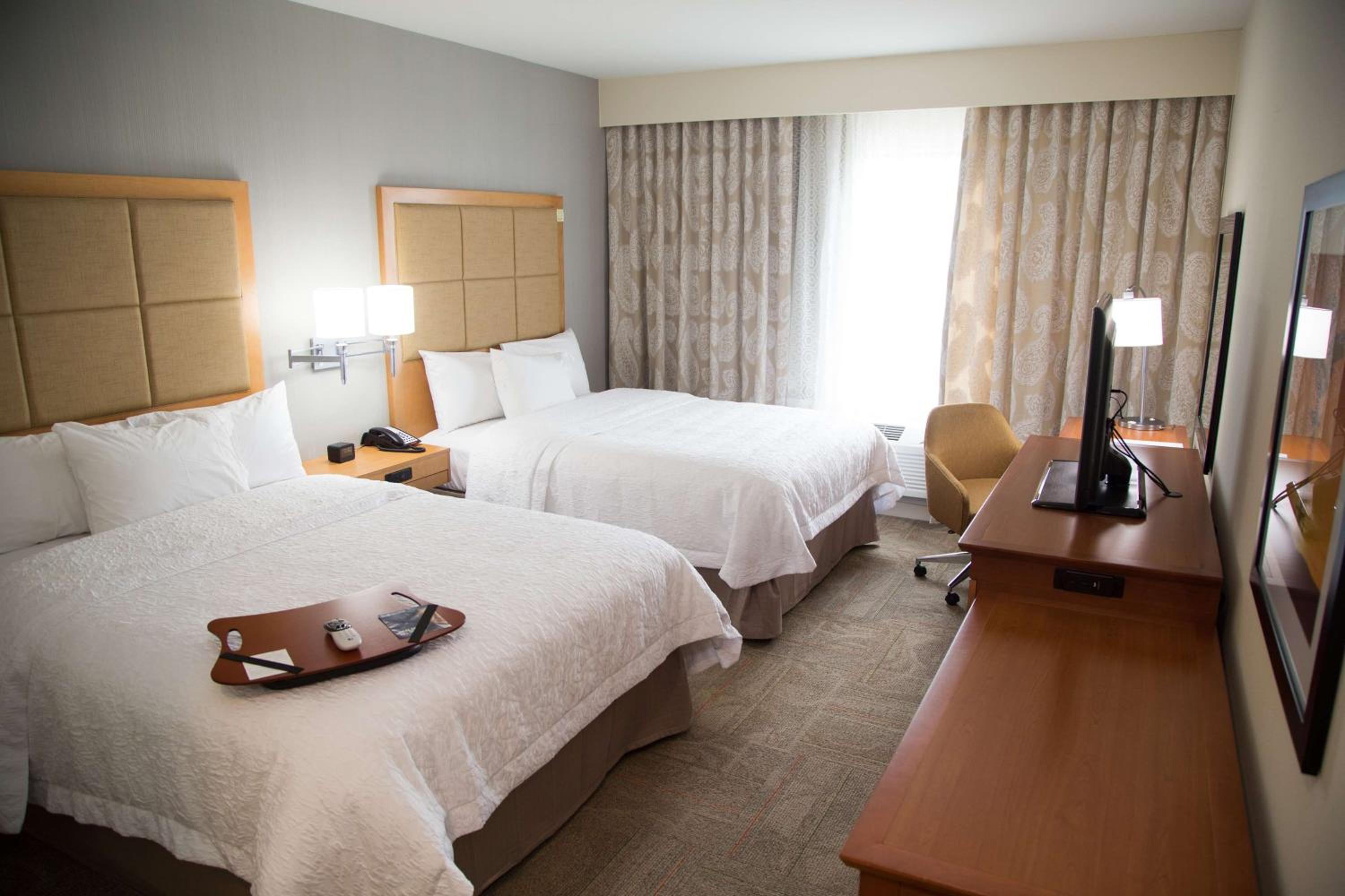 Queen Room with Two Queen Beds - Non-Smoking photo 2