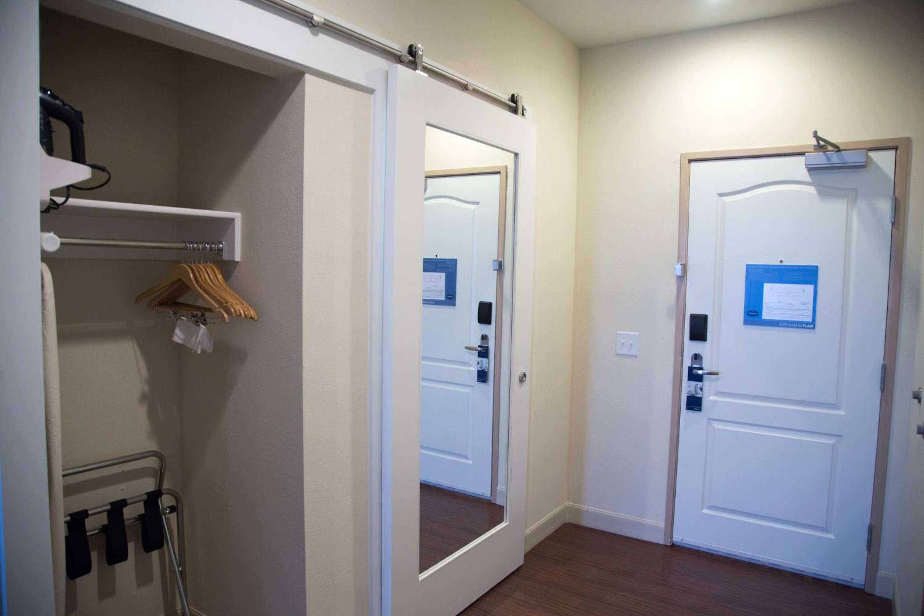 Queen Room with Two Queen Beds - Hearing Access/Non-Smoking photo 1