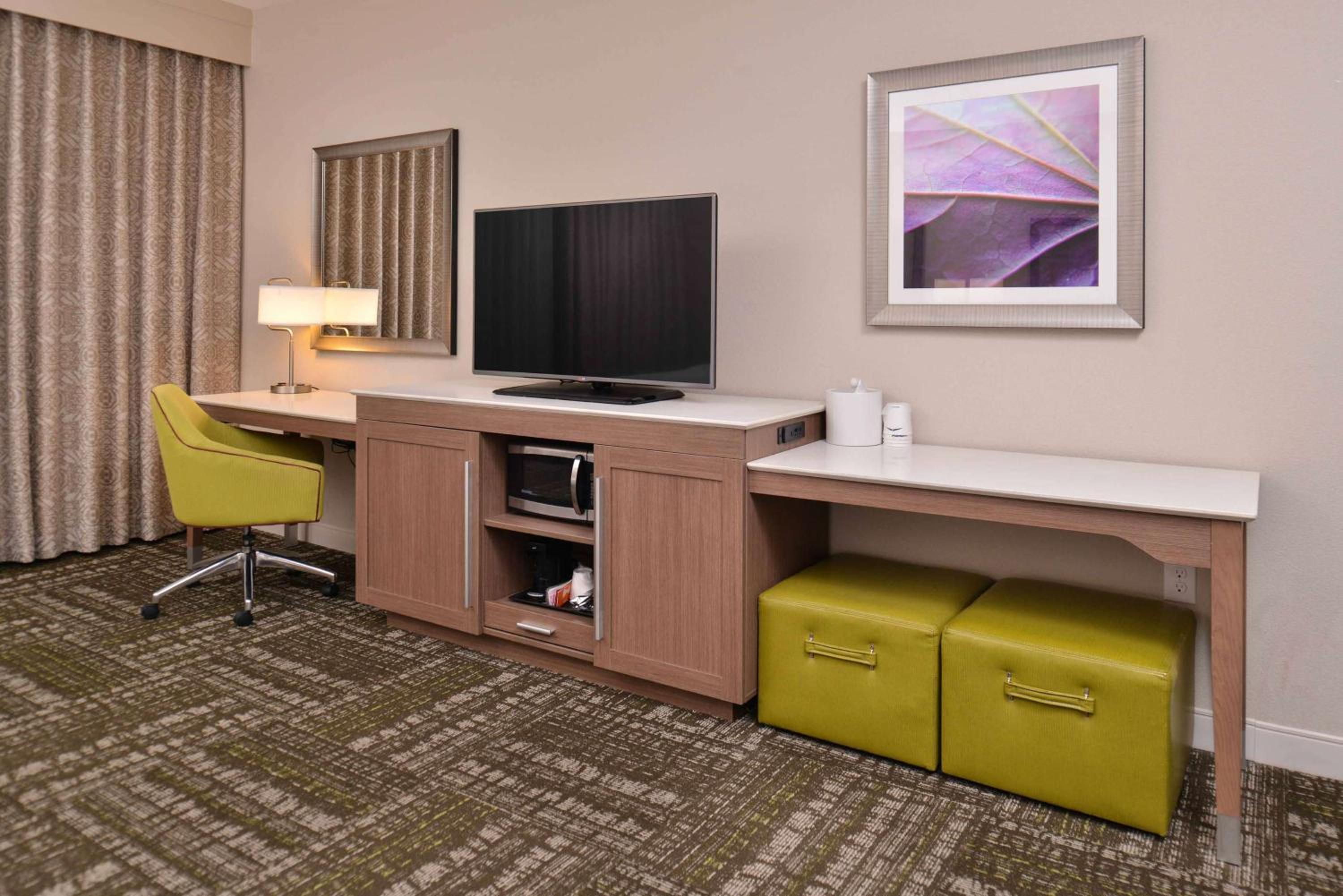 Queen Room with Two Queen Beds - Mobility Access/Non-Smoking photo 2