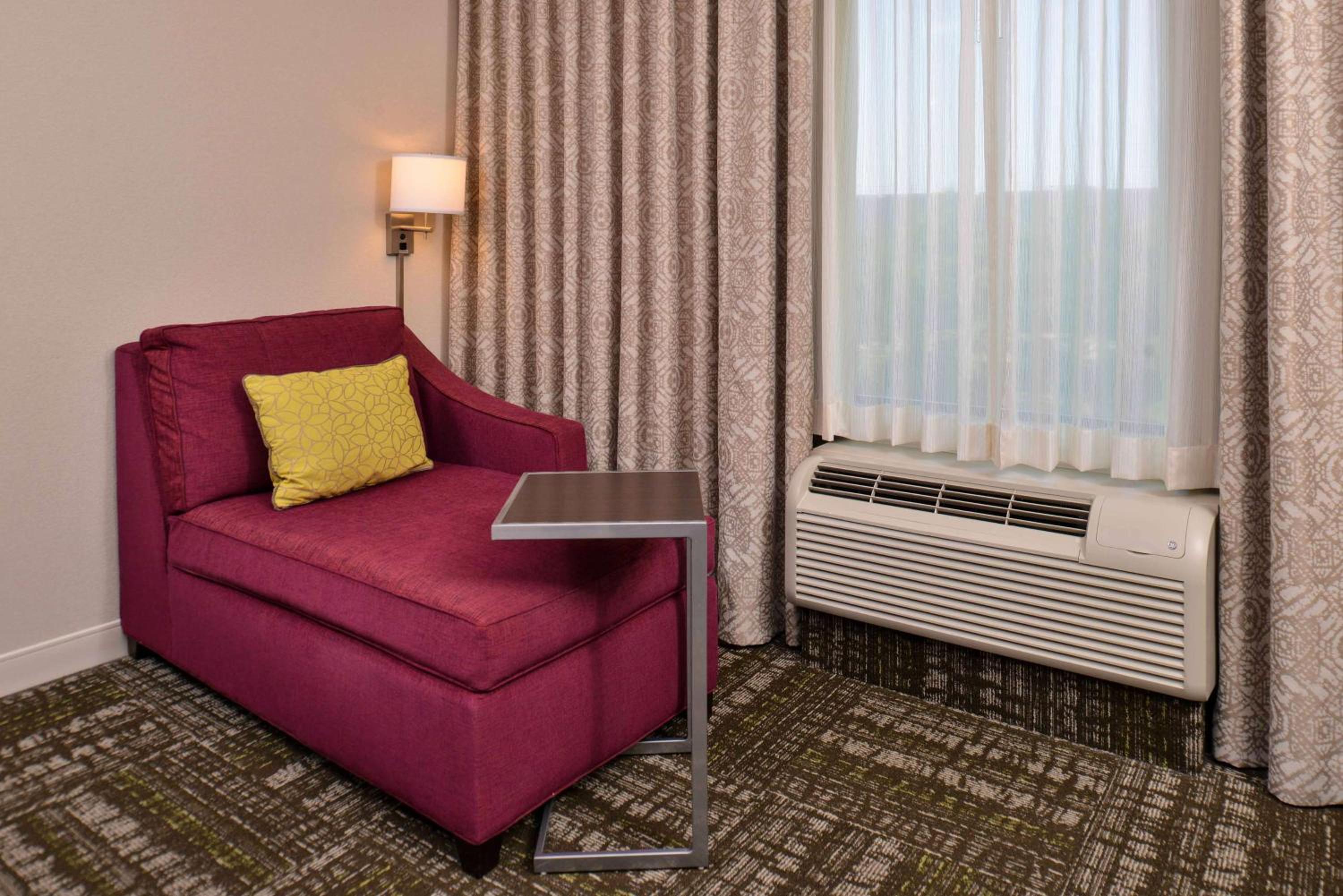 Queen Room with Two Queen Beds - Mobility Access/Non-Smoking photo 3