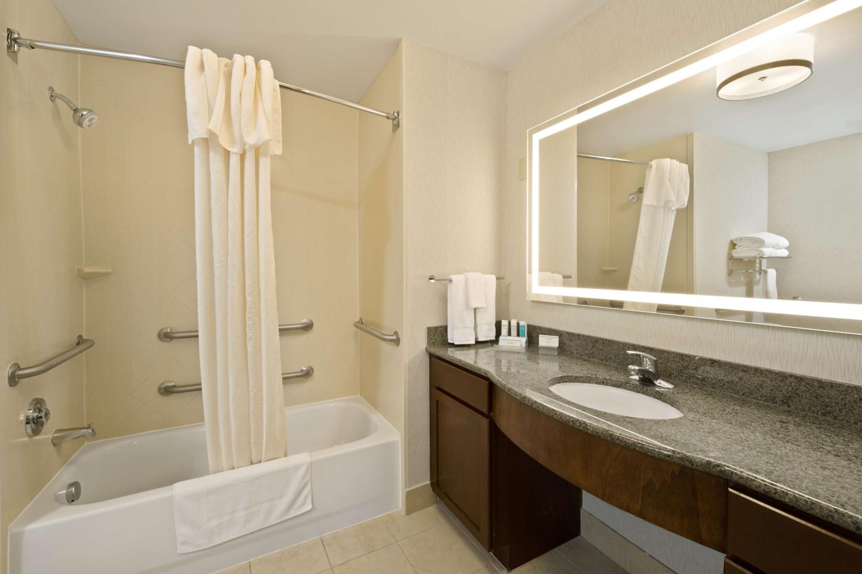 King Suite with Accessible Tub - Mobility and Hearing Access/Non-Smoking - Photo 3