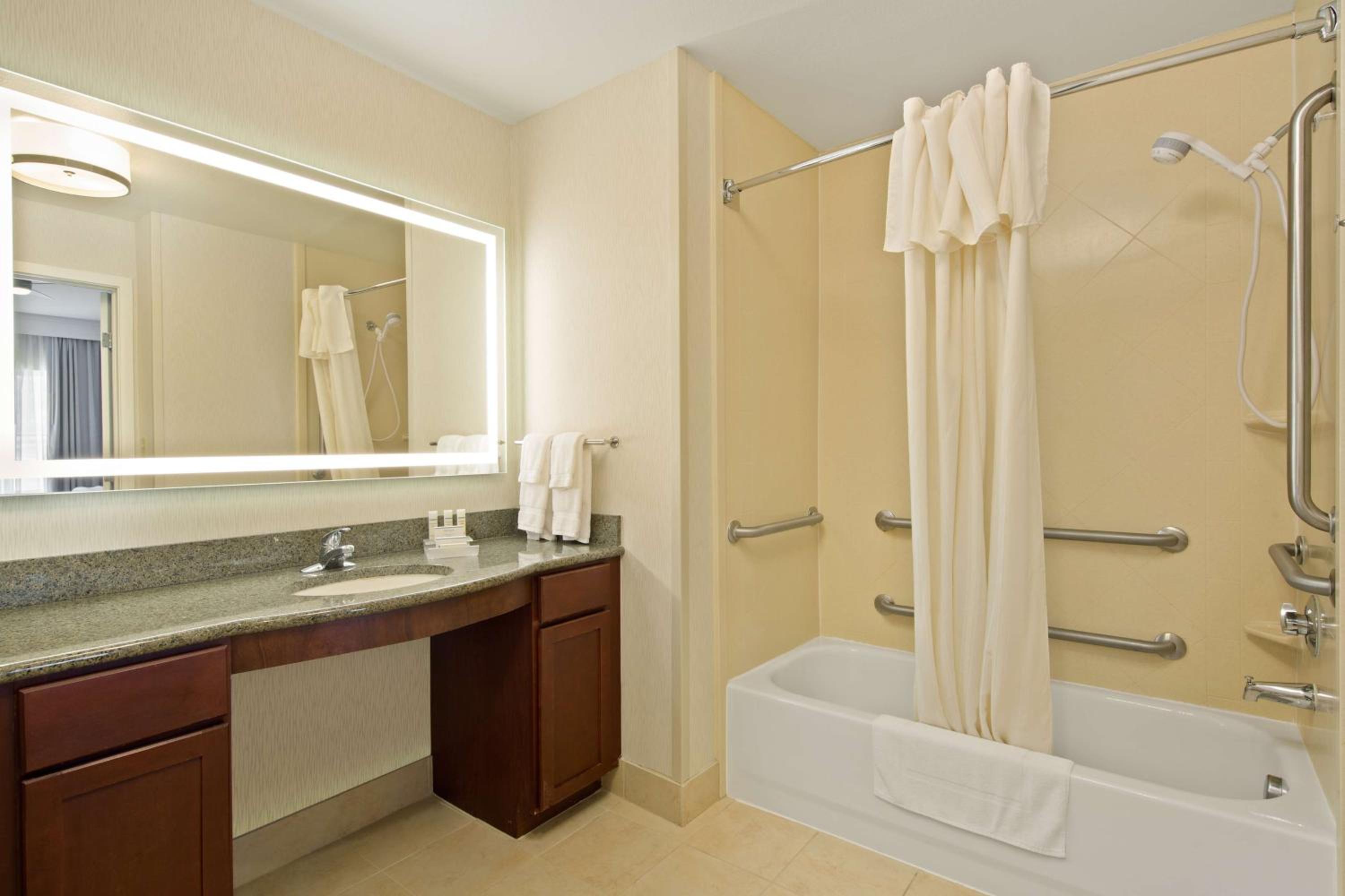 Suite with Two Queen Beds and Tub - Mobility and Hearing Access/Non-Smoking
