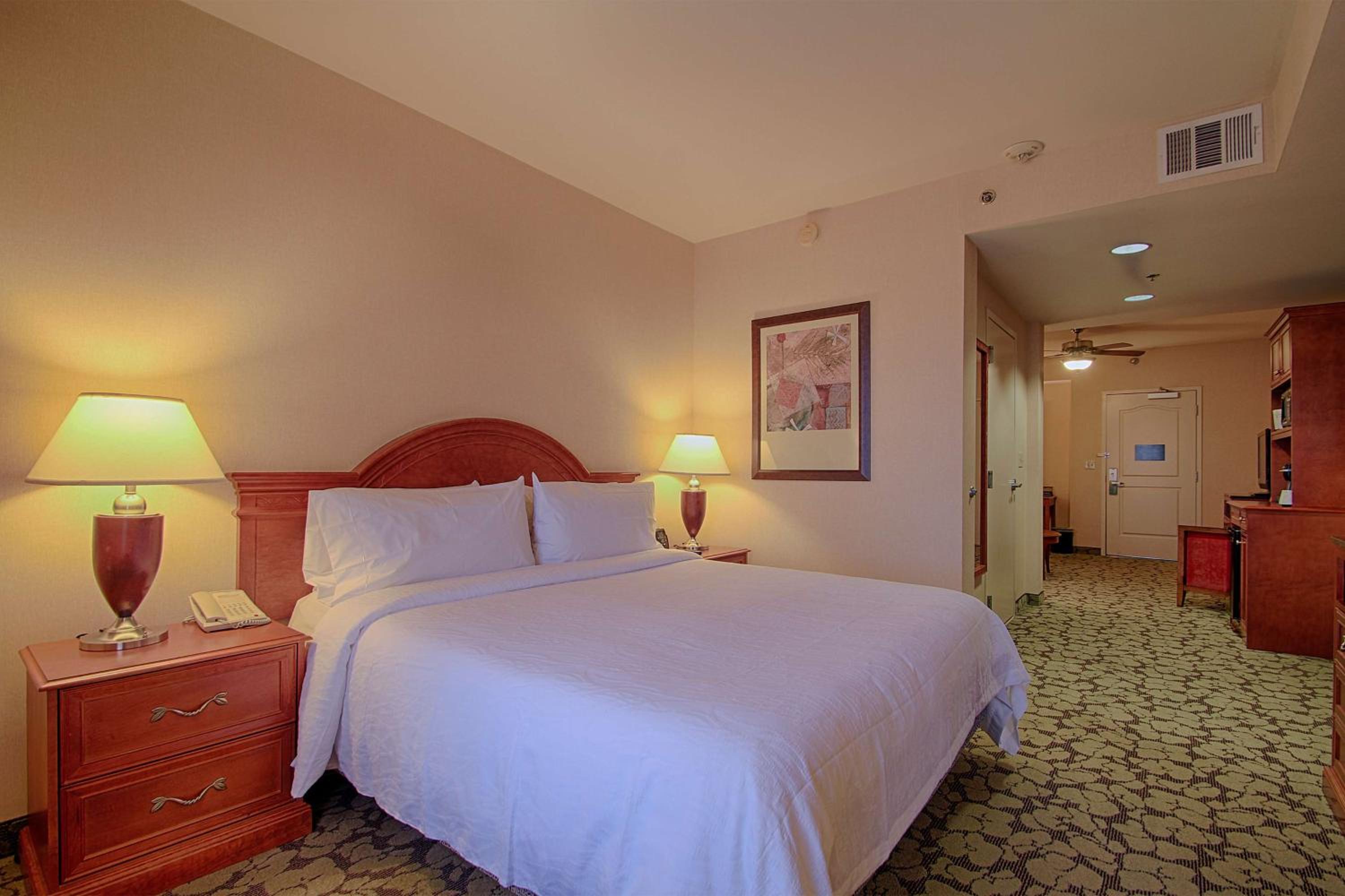 Junior King Suite with Sofa Bed - Photo 4