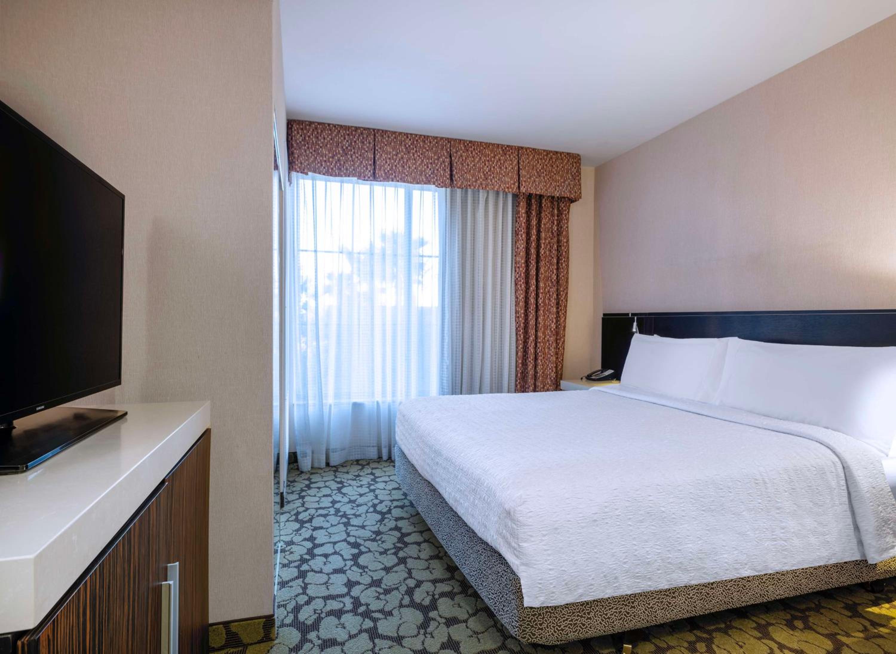 Junior King Suite with Sofa Bed - Photo 2