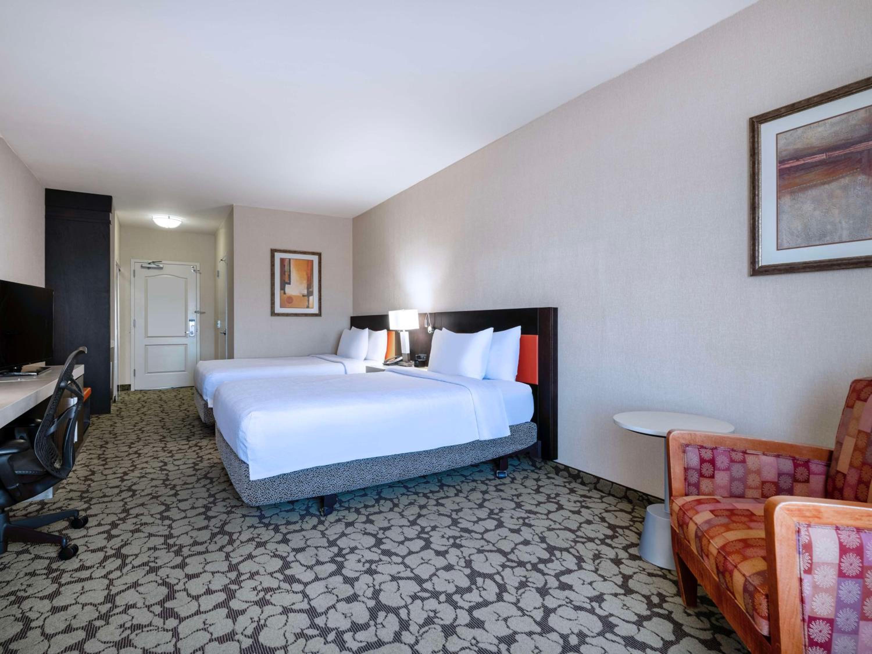 Queen Room with Two Queen Beds - Photo 3