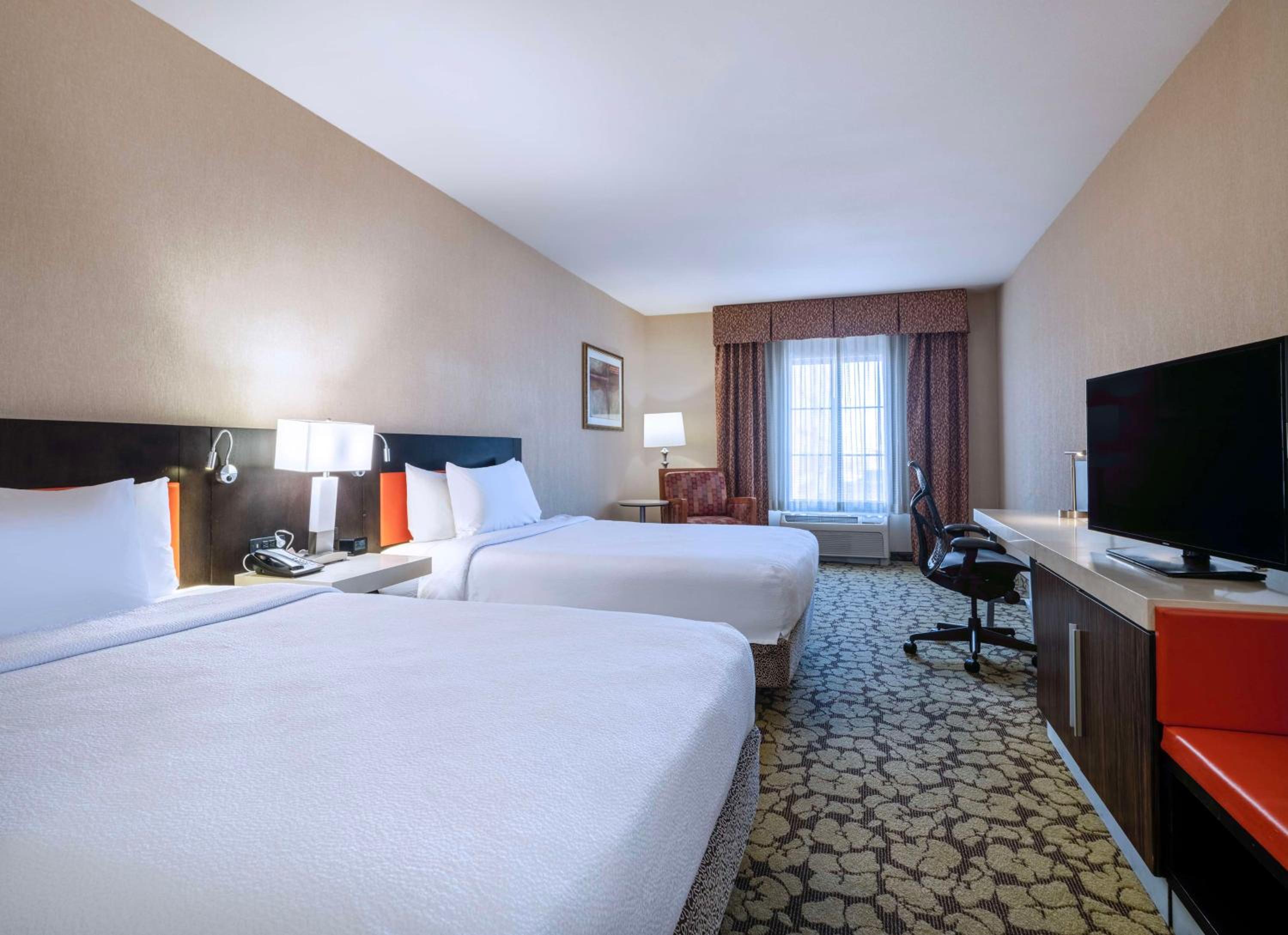 Queen Room with Two Queen Beds - Photo 5