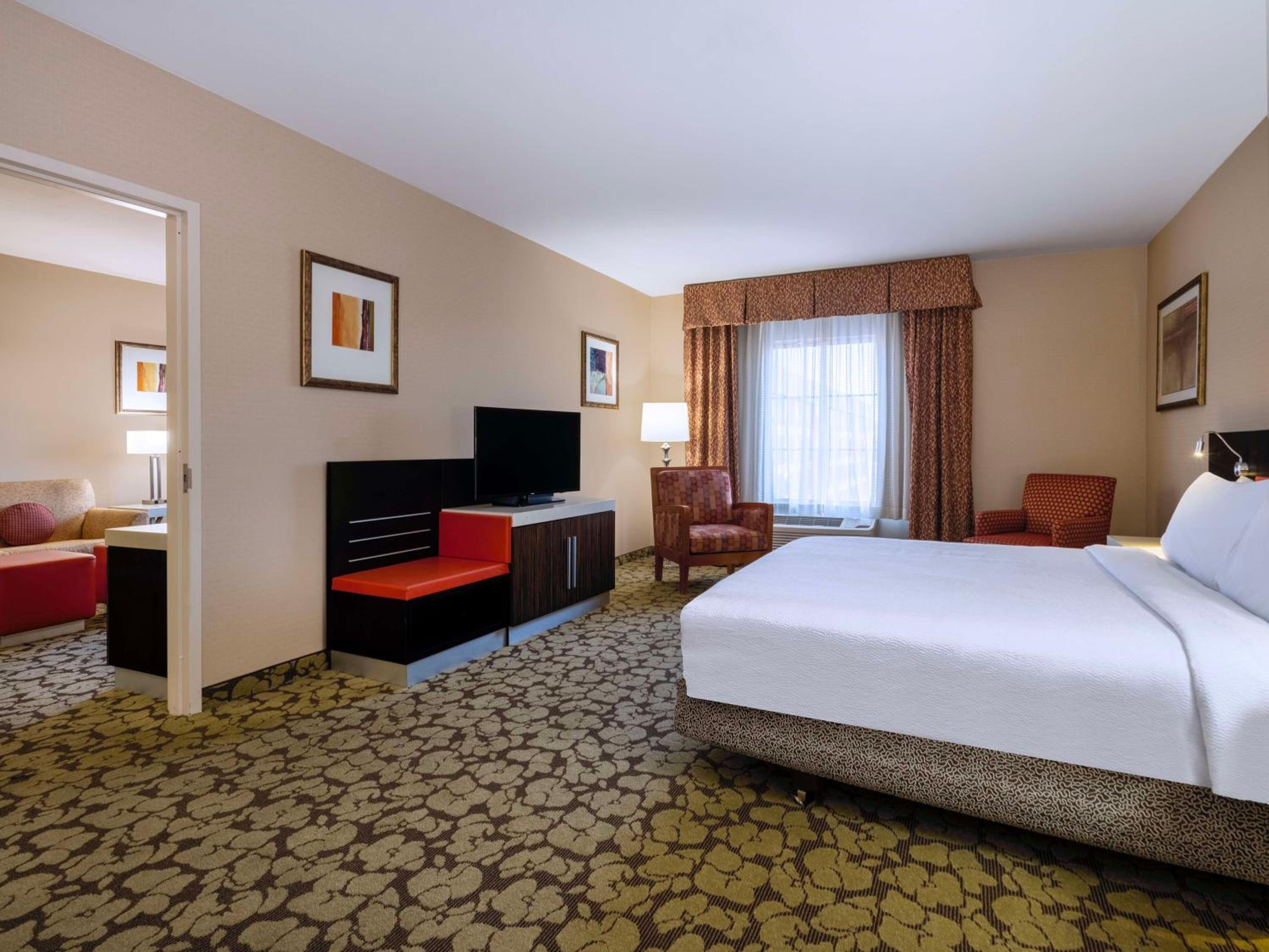 One-Bedroom King Suite with Sofa Bed - Photo 2