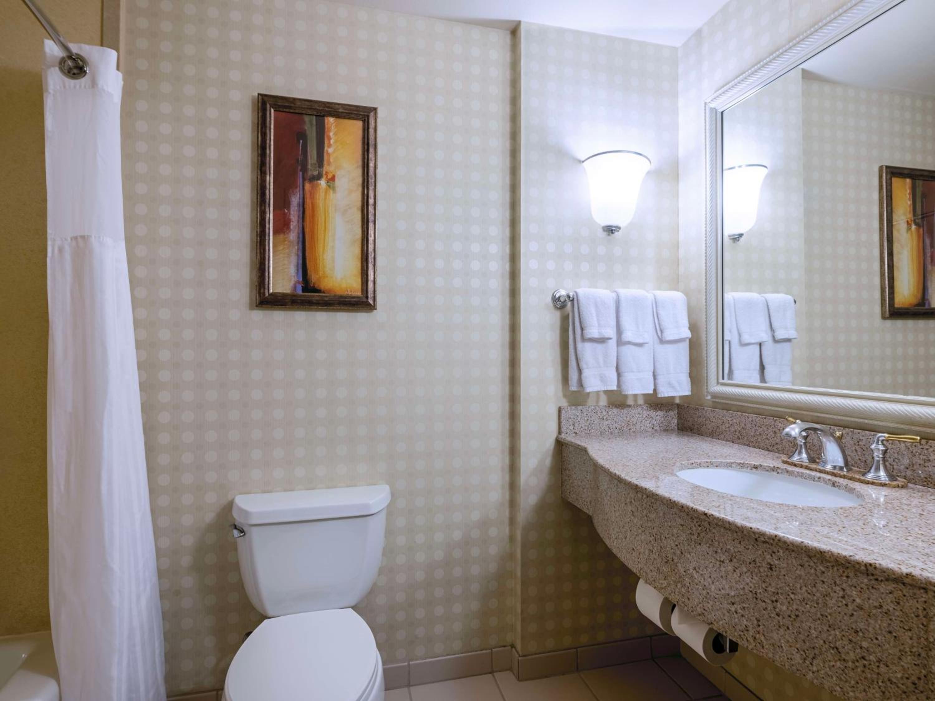Queen Room with Two Queen Beds - Photo 2