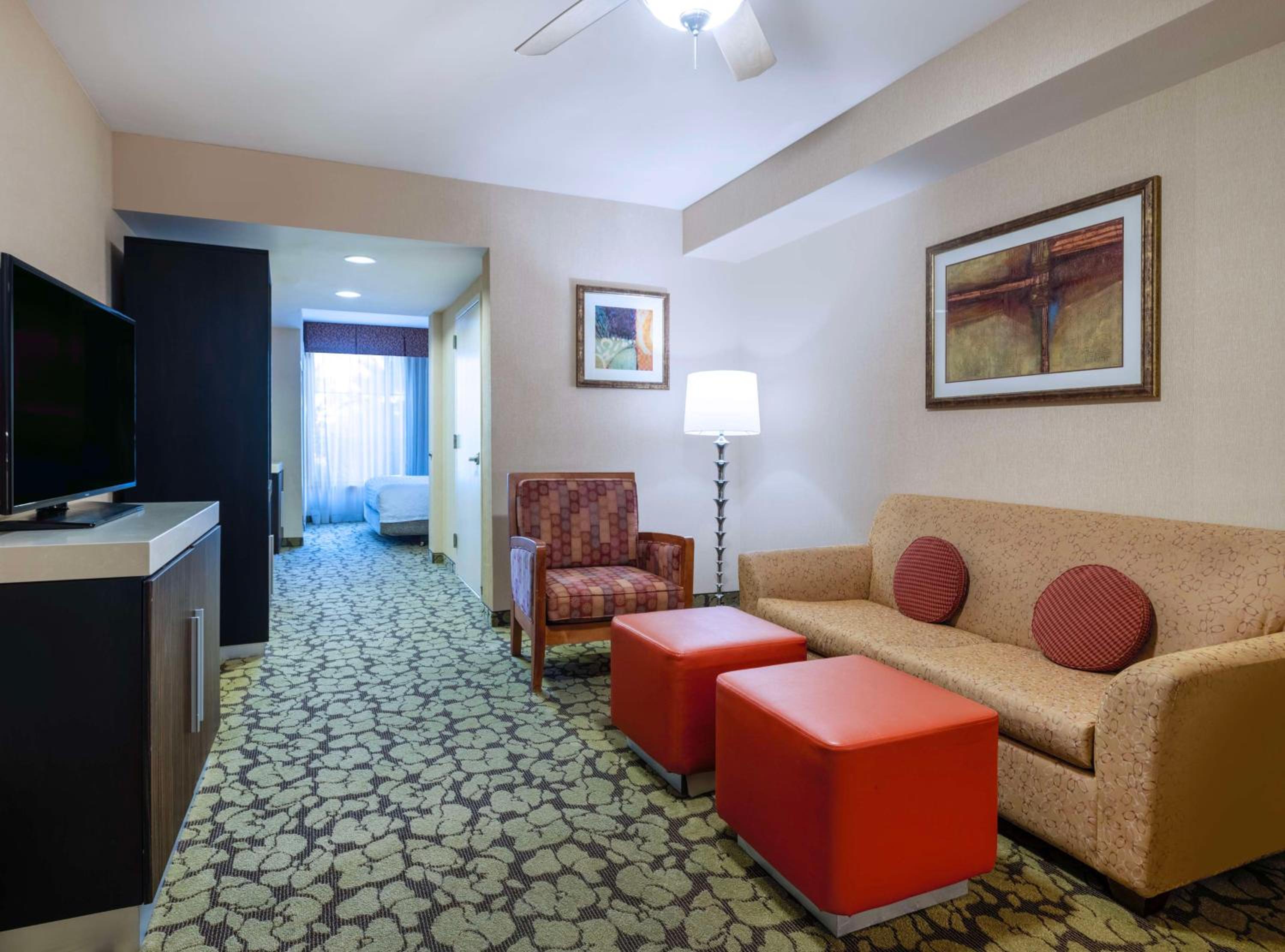 Junior King Suite with Sofa Bed - Photo 7