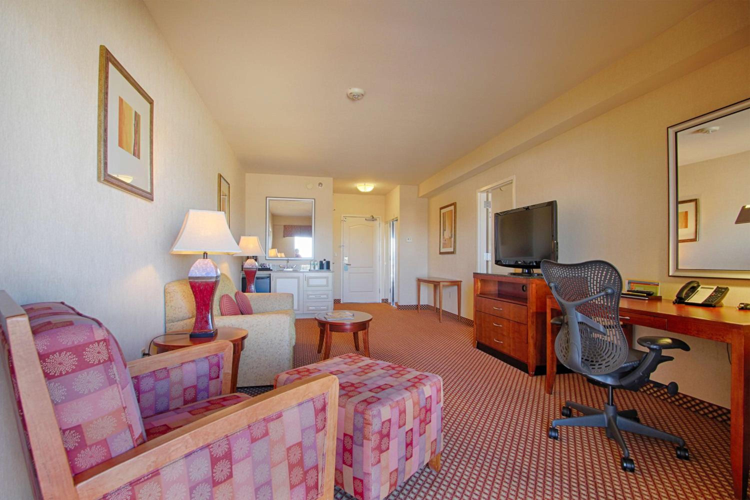 One-Bedroom King Suite with Sofa Bed - Photo 5