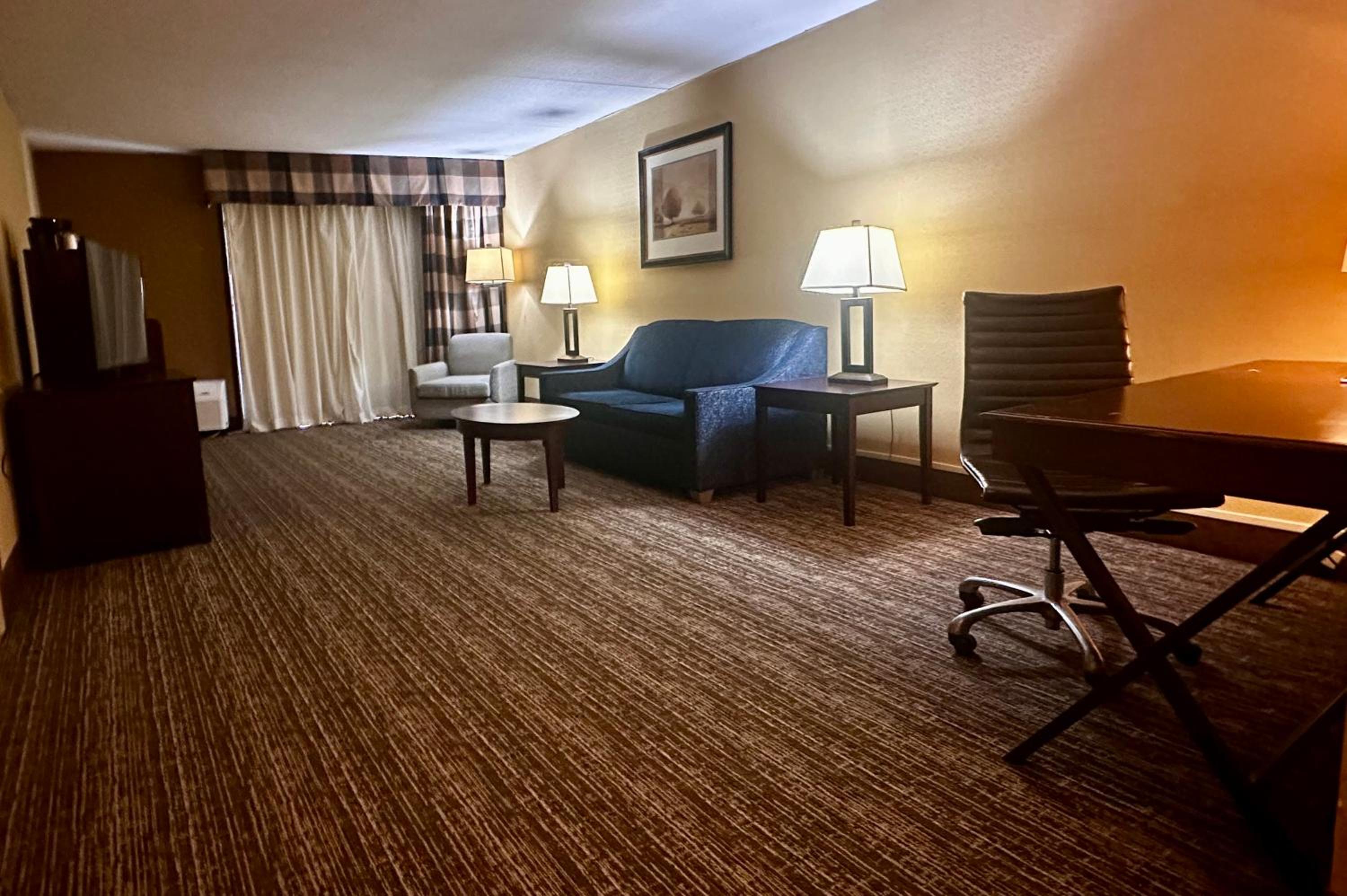 King Suite with Balcony - Photo 3