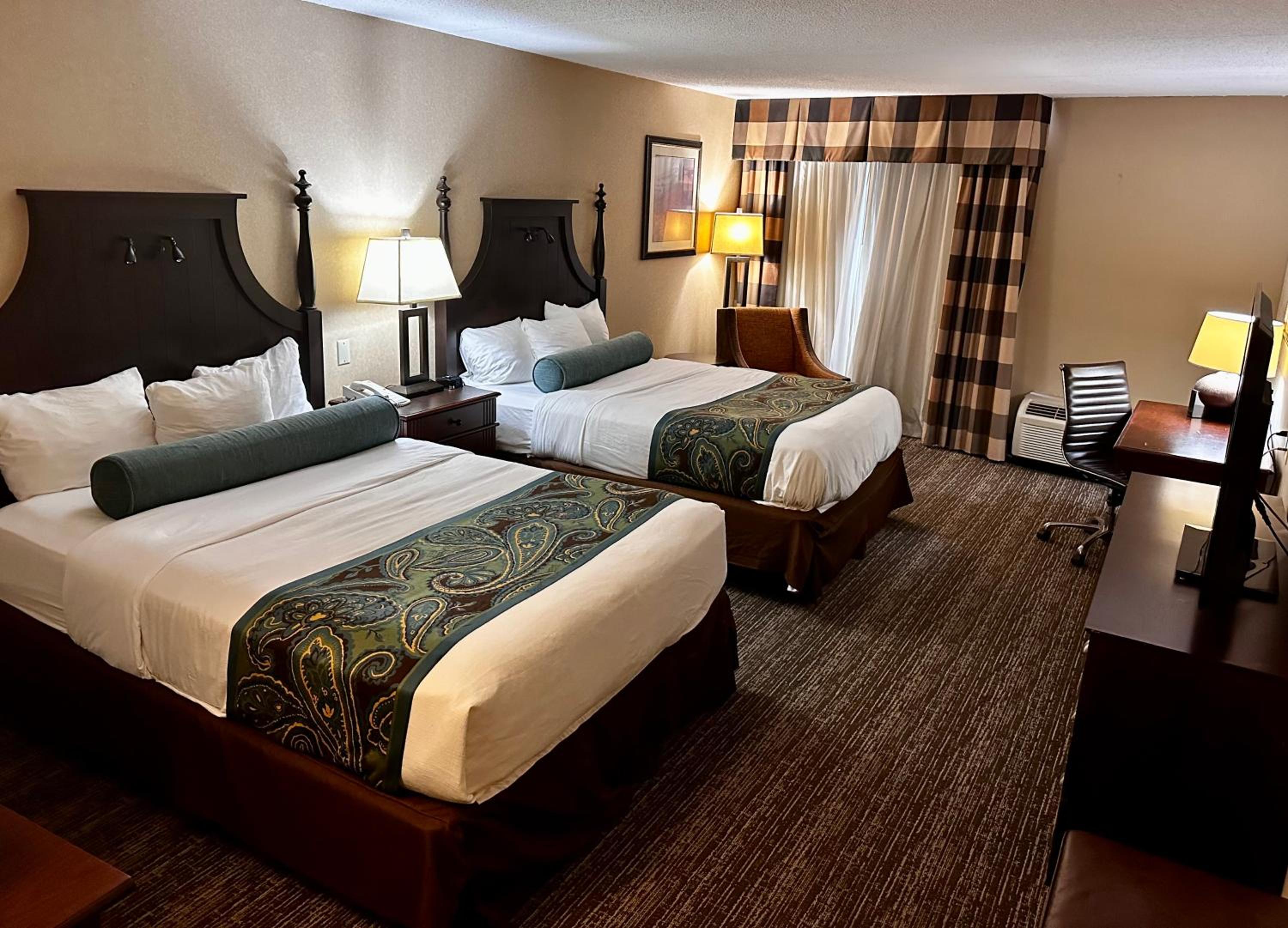 Queen Room with Two Queen Beds - Photo 3