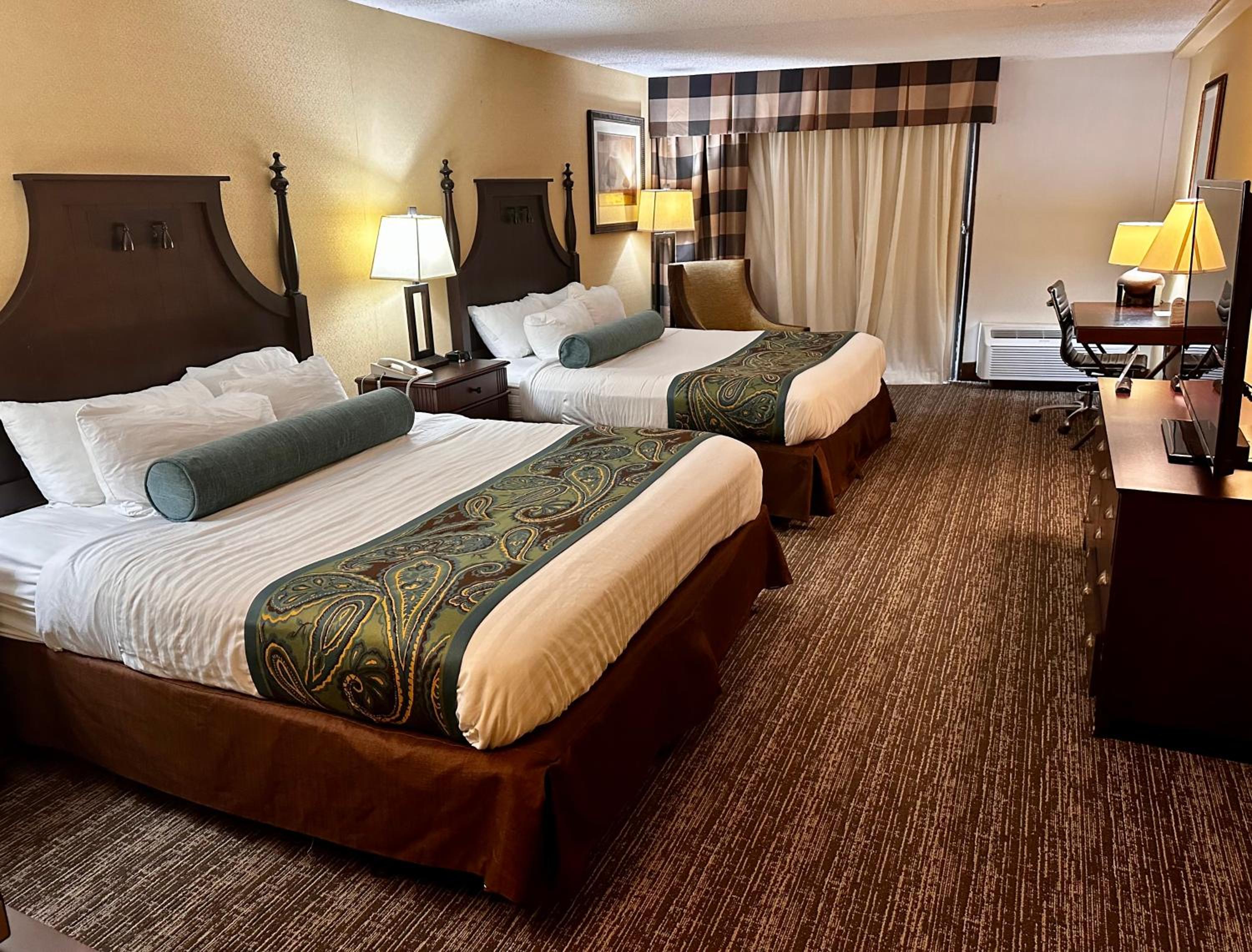 Queen Room with Two Queen Beds - Photo 4