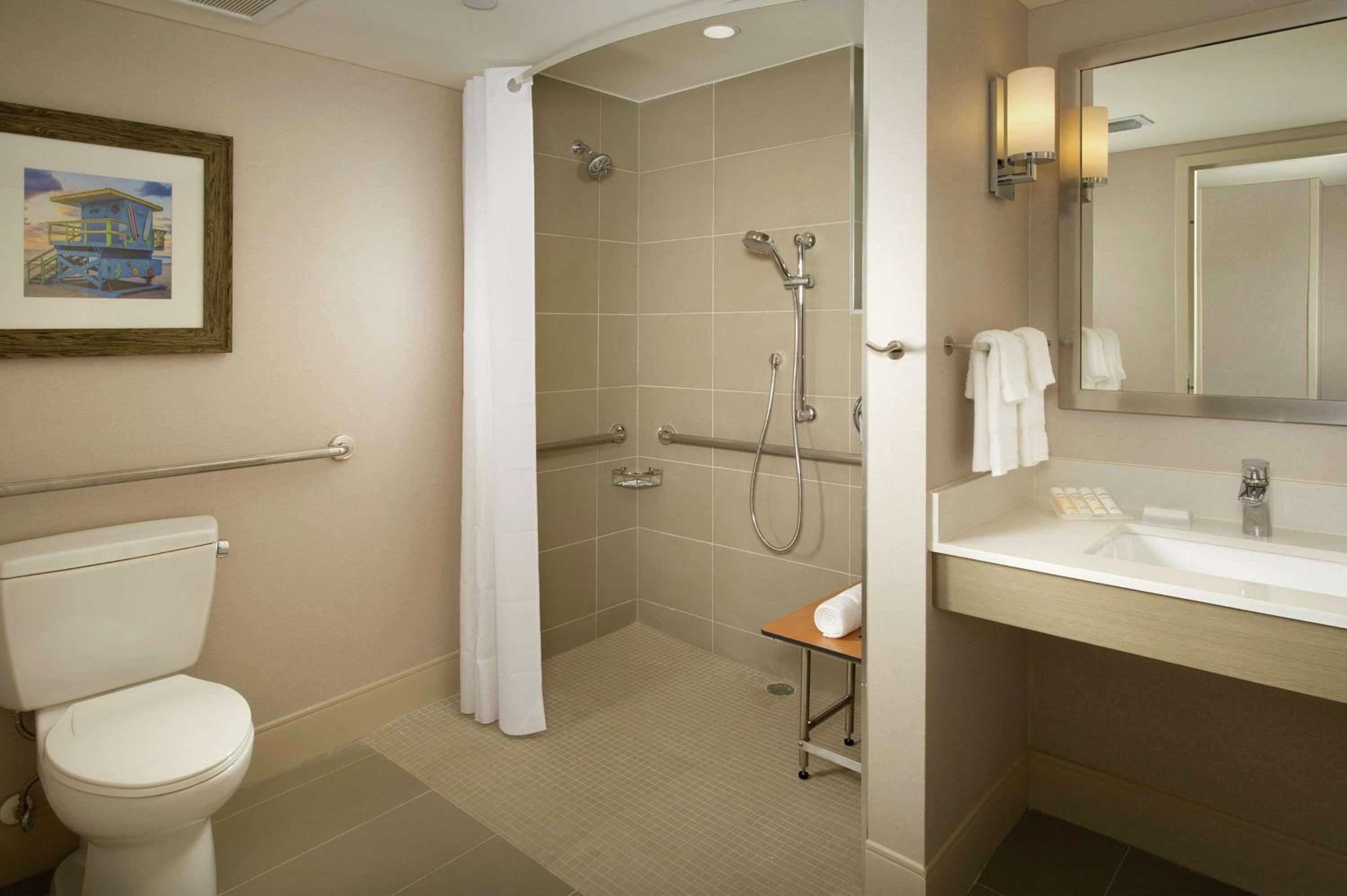 King Room with Roll-In Shower - Mobility/Hearing Accessible thumbnail 6