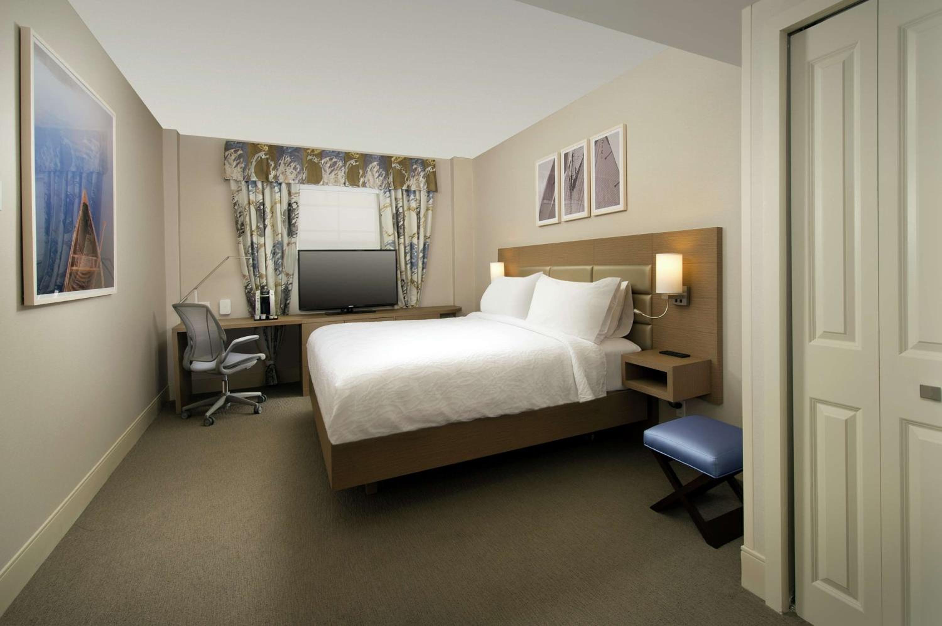 King Room with Roll-In Shower - Mobility/Hearing Accessible