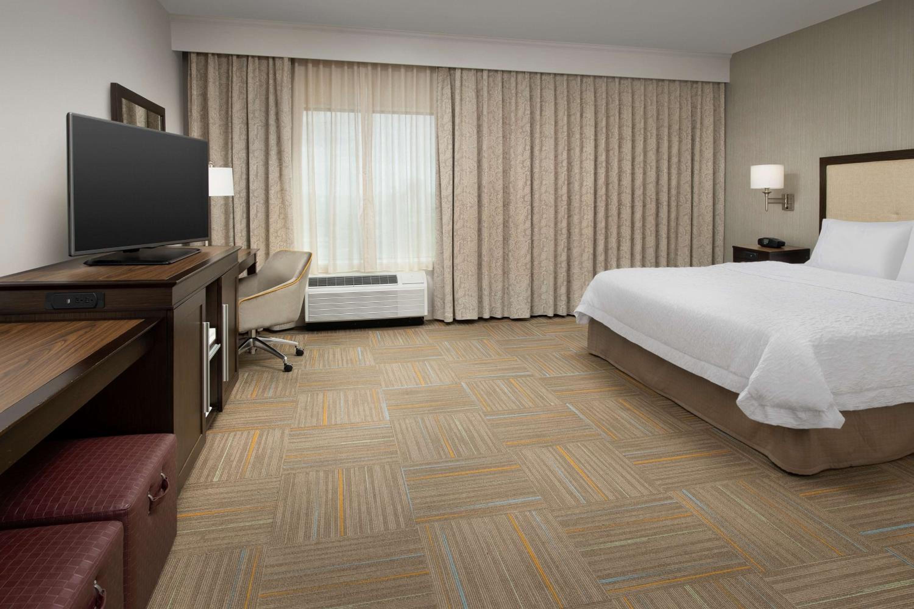 King Room with Accessible Tub - Mobility and Hearing Access/Non-Smoking