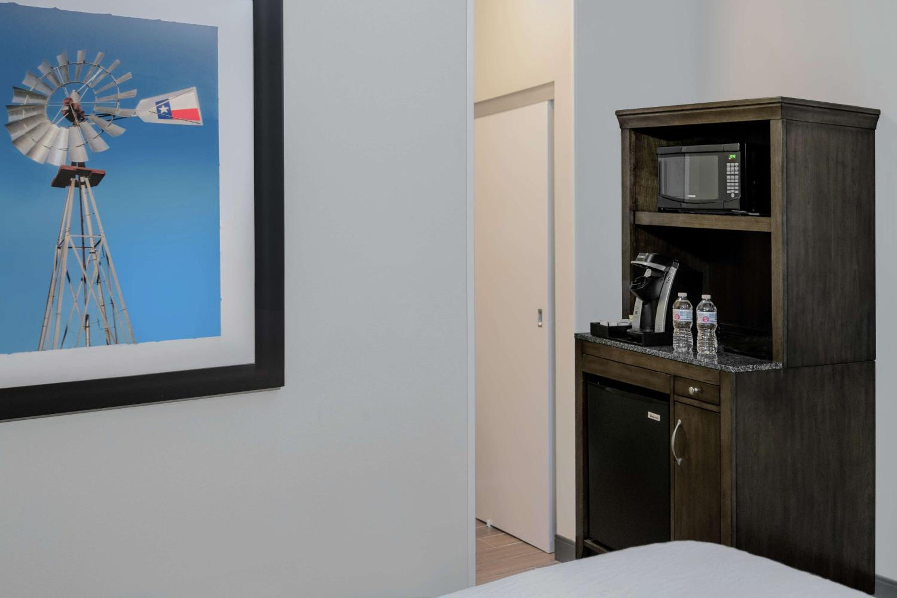 Premium Queen Room with Two Queen Beds photo 3