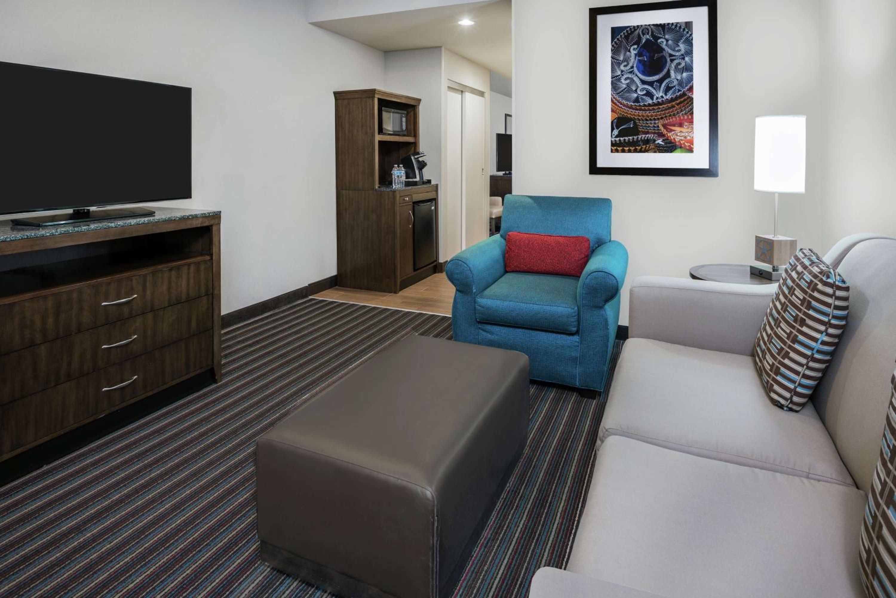 One-Bedroom King Suite with Sofa Bed photo 3