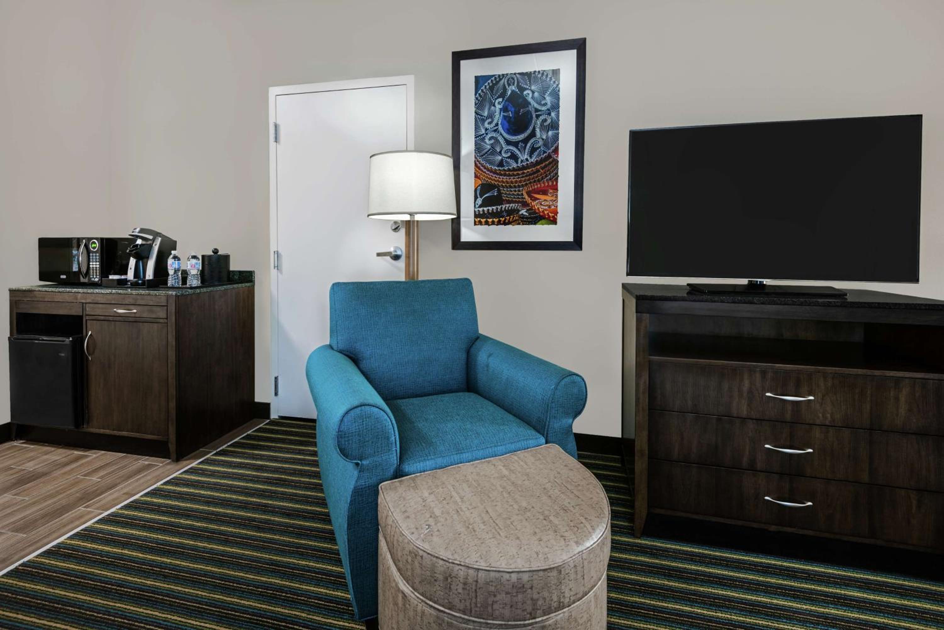 Queen Room with Two Queen Beds - Mobility Access photo 3