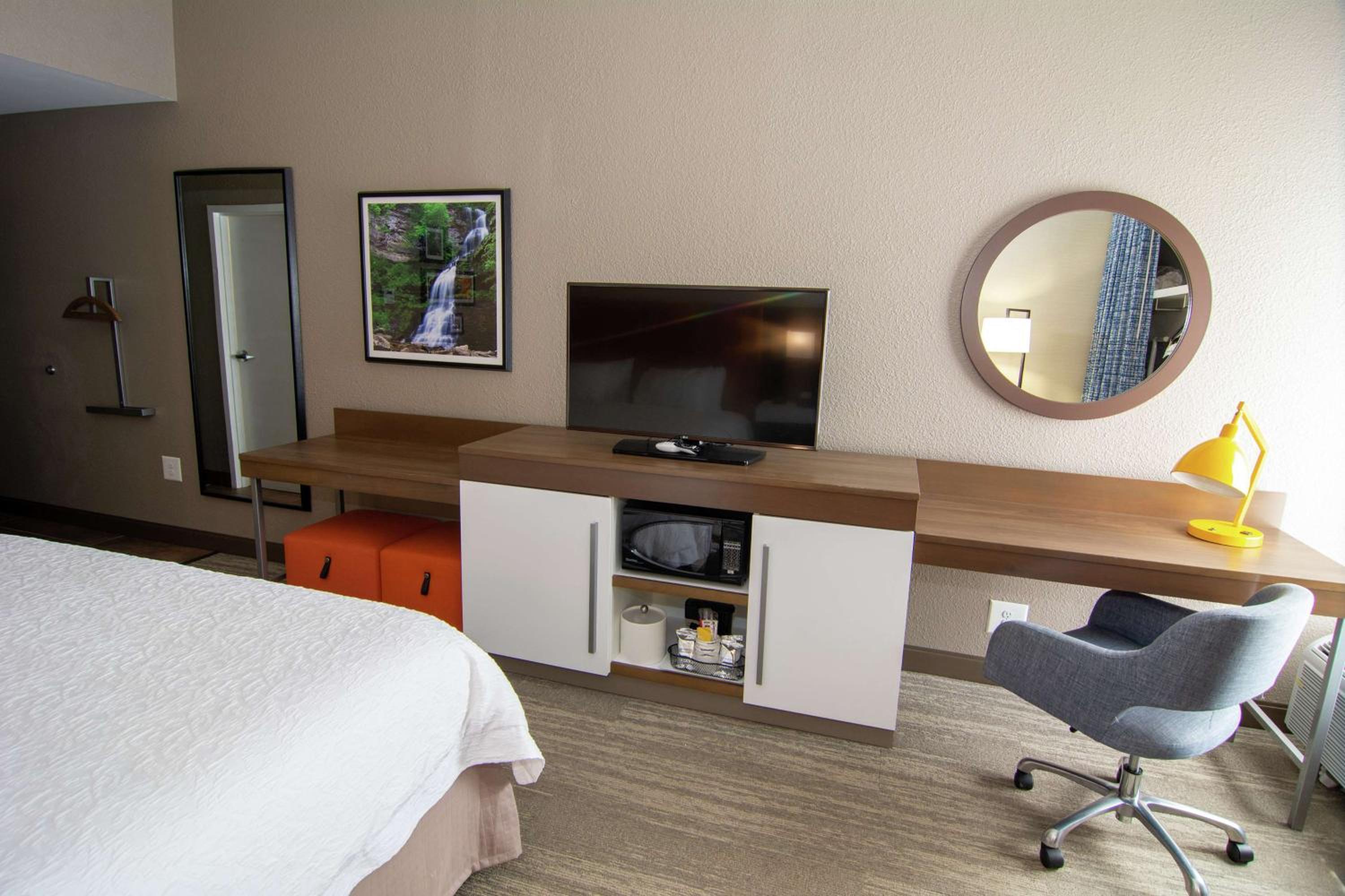 King Room with Shower - Non-Smoking - Photo 1