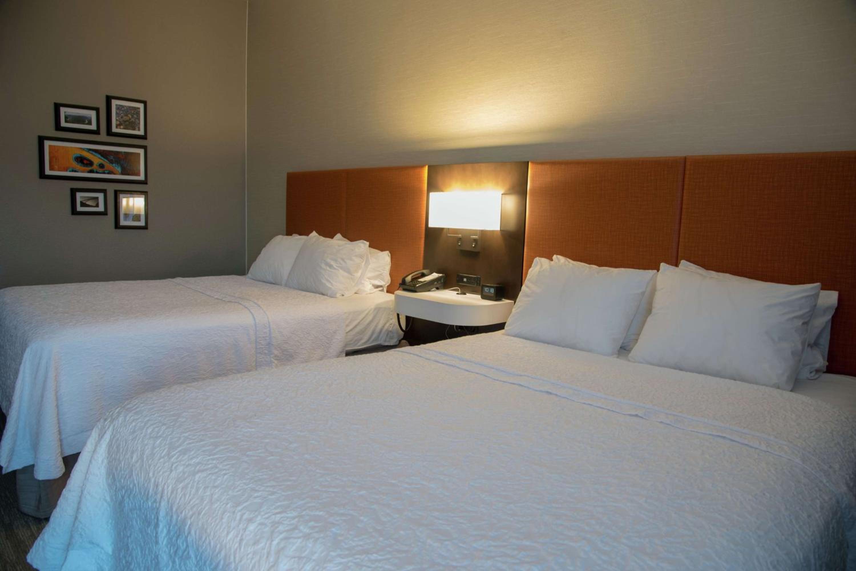 Room with Two Queen Beds - Non-Smoking - Photo 5