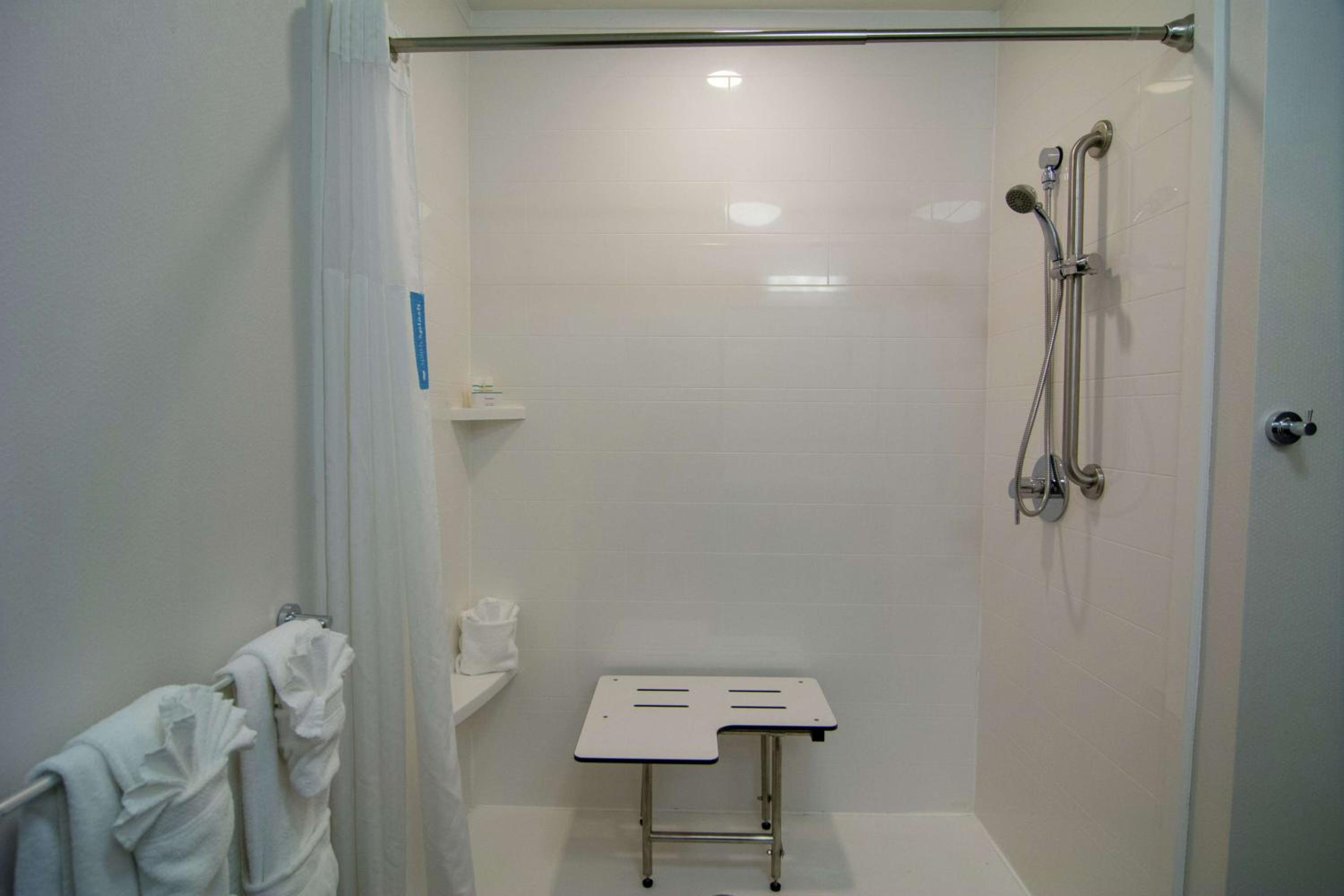 King Room with Shower - Mobility Access/Non-Smoking - Photo 2