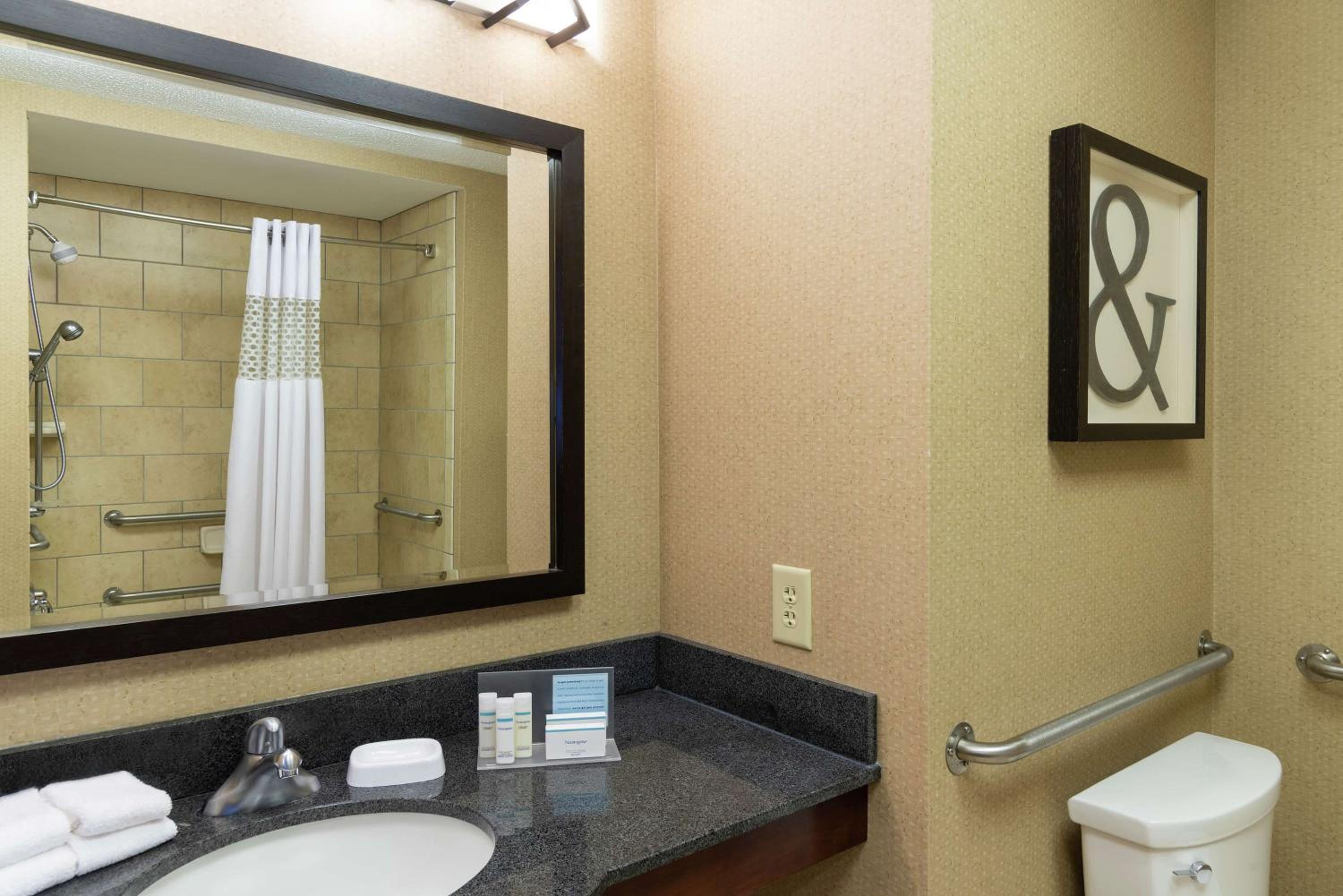 Queen Room with Two Queen Beds - Mobility Access/Non-Smoking photo 3