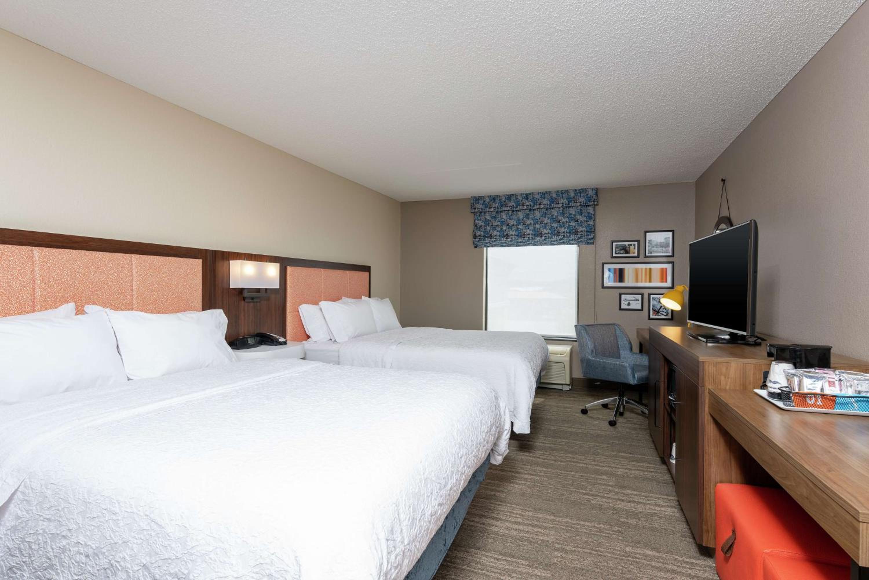 Double Room with Two Queen Beds and Bath Tub - Hearing Access/Non-Smoking photo 2