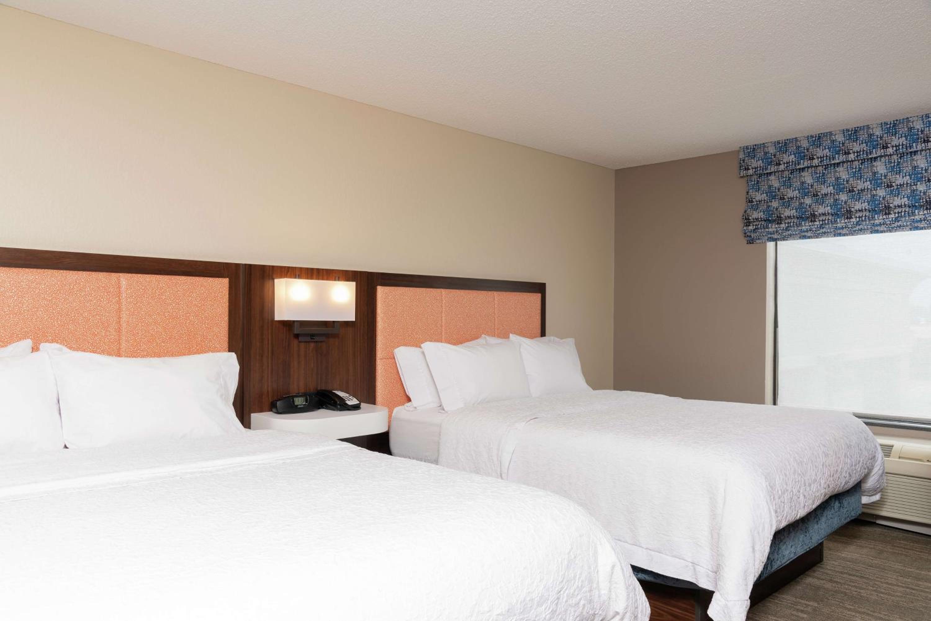 Double Room with Two Queen Beds and Bath Tub - Hearing Access/Non-Smoking photo 3