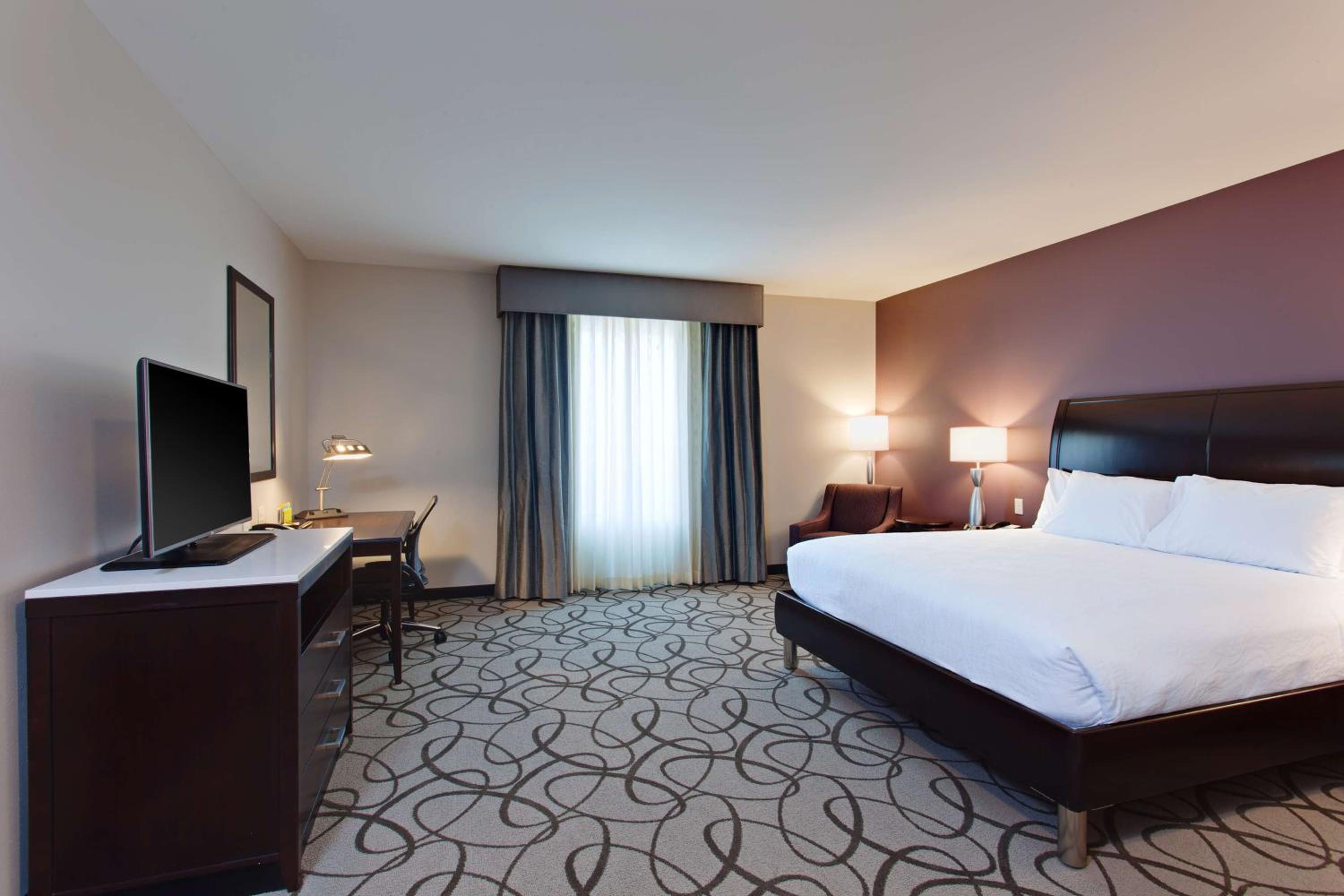 King Room with Tub - Mobility and Hearing Access photo 3