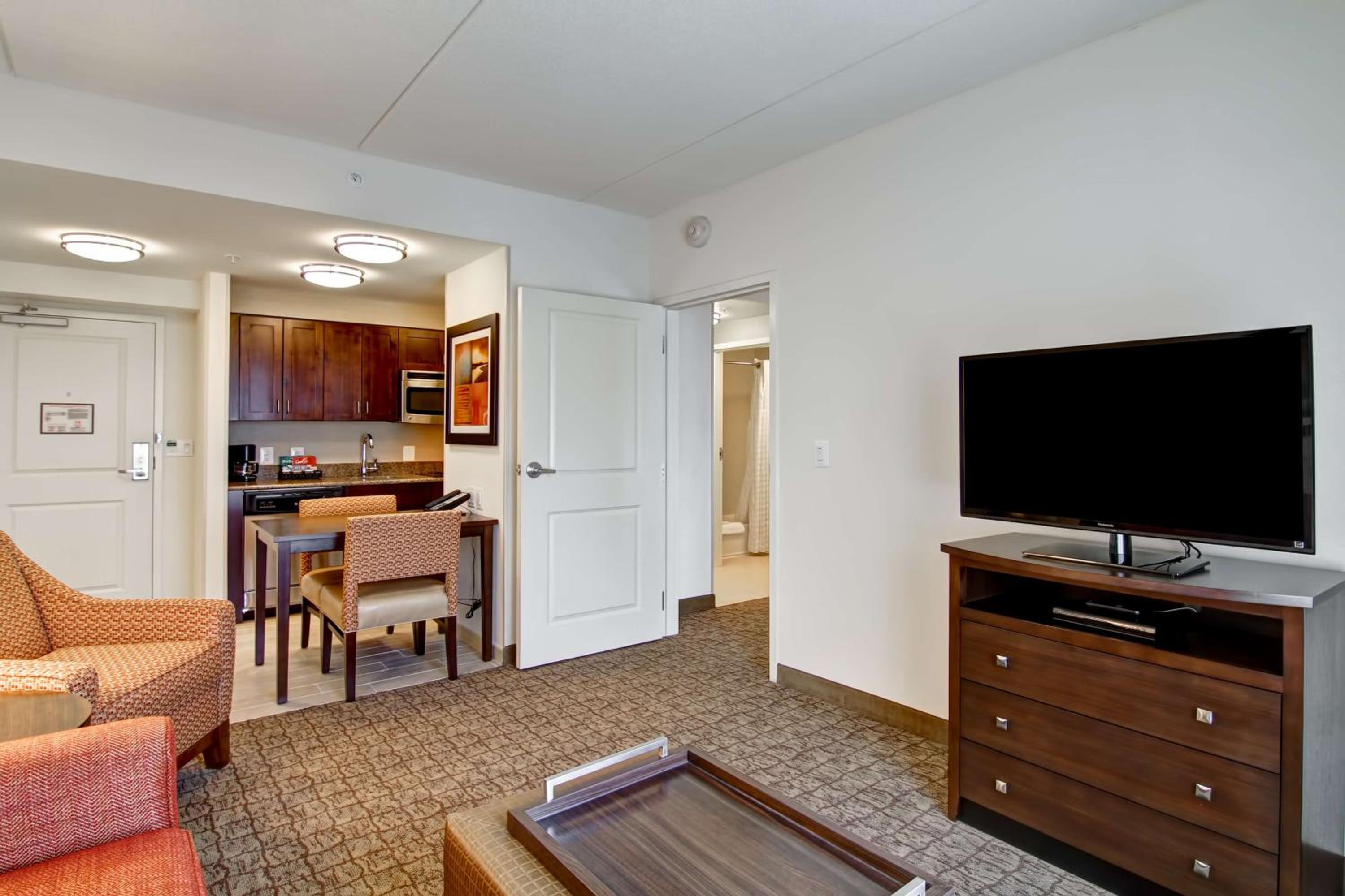 Queen Suite with Two Queen Beds - Mobility and Hearing Access/Non-Smoking