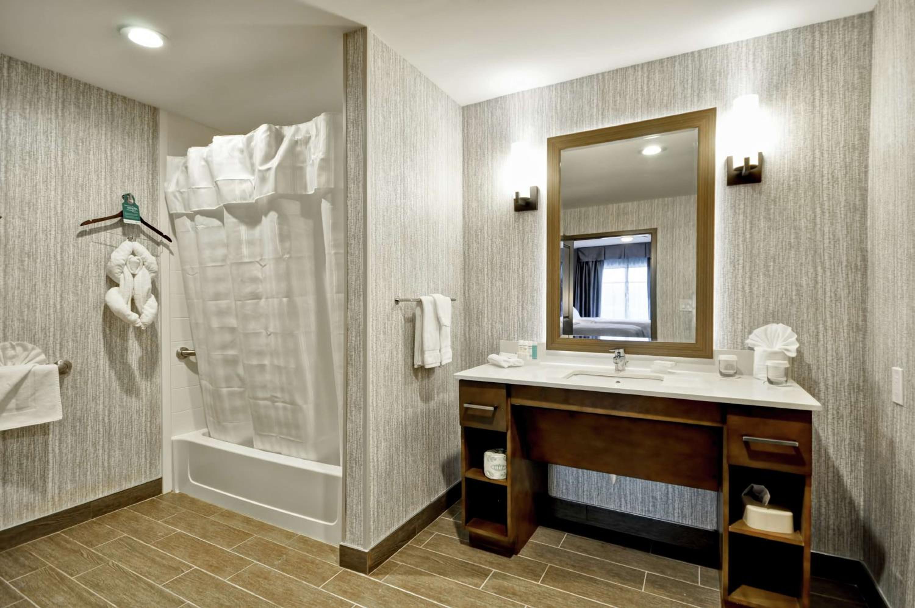 King Suite - Mobility and Hearing Access/Non-Smoking photo 2