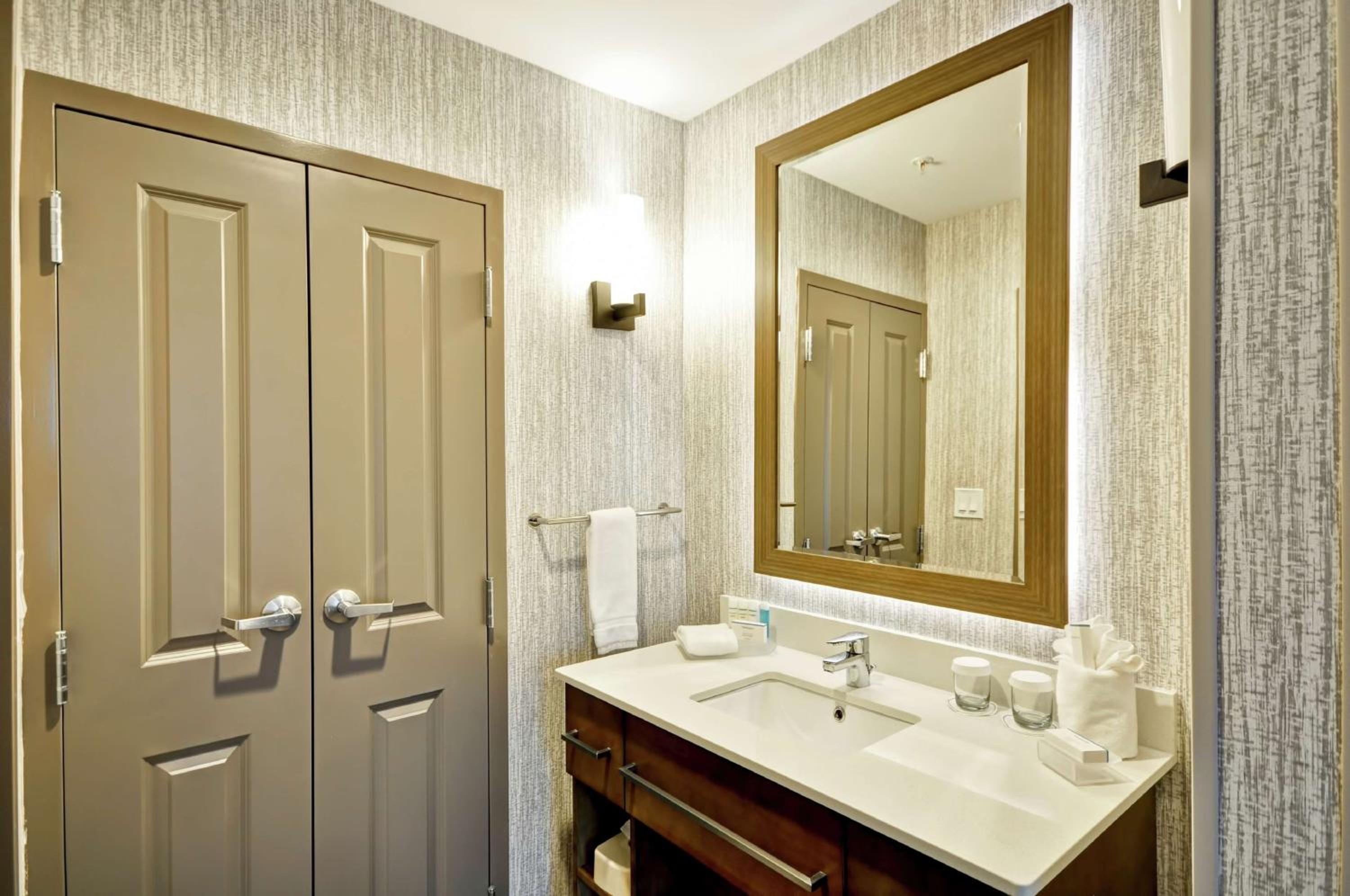 One-Bedroom Queen Suite with Two Queen Beds - Non-Smoking photo 2