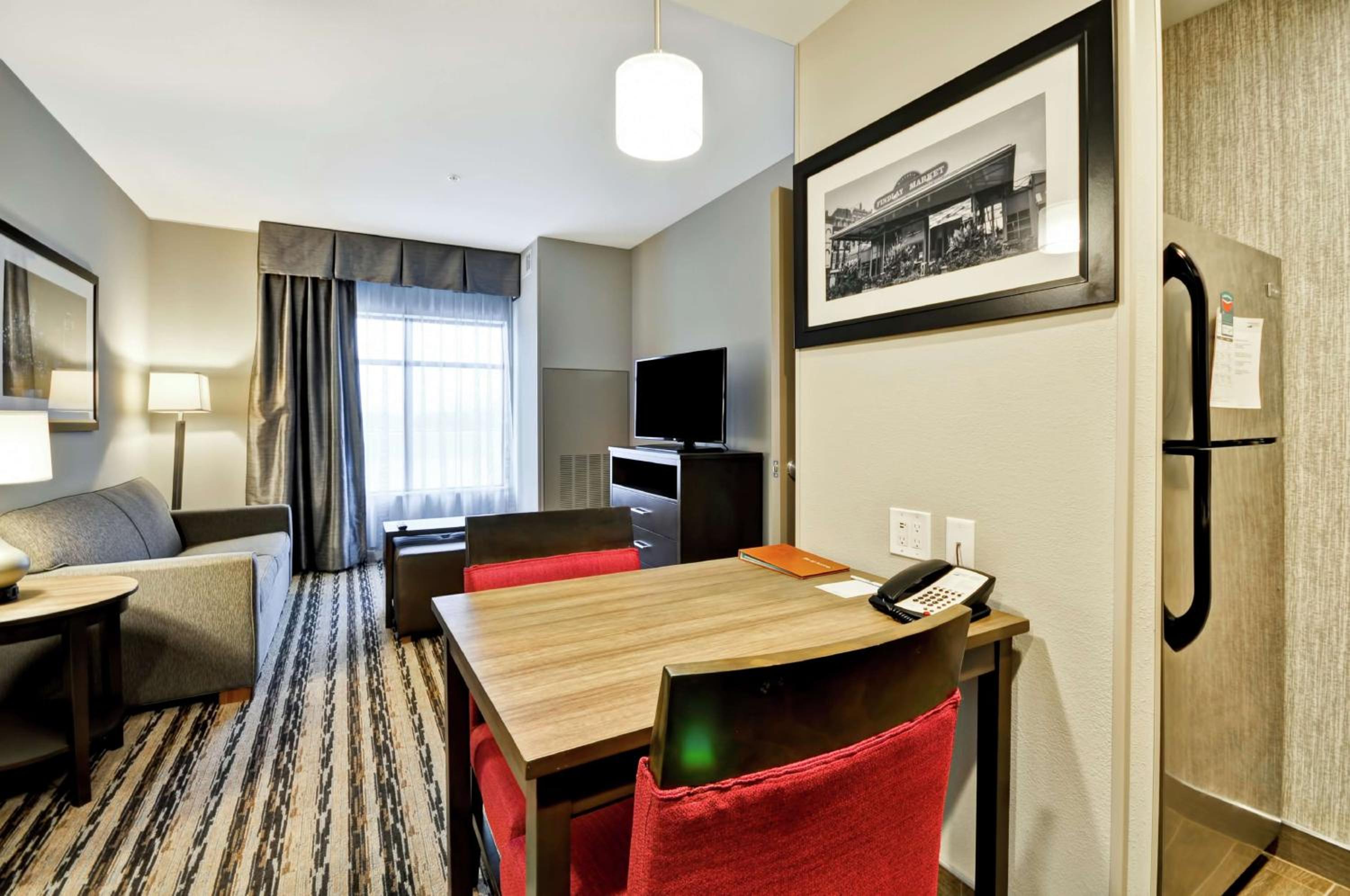One-Bedroom Queen Suite with Two Queen Beds - Non-Smoking photo 1