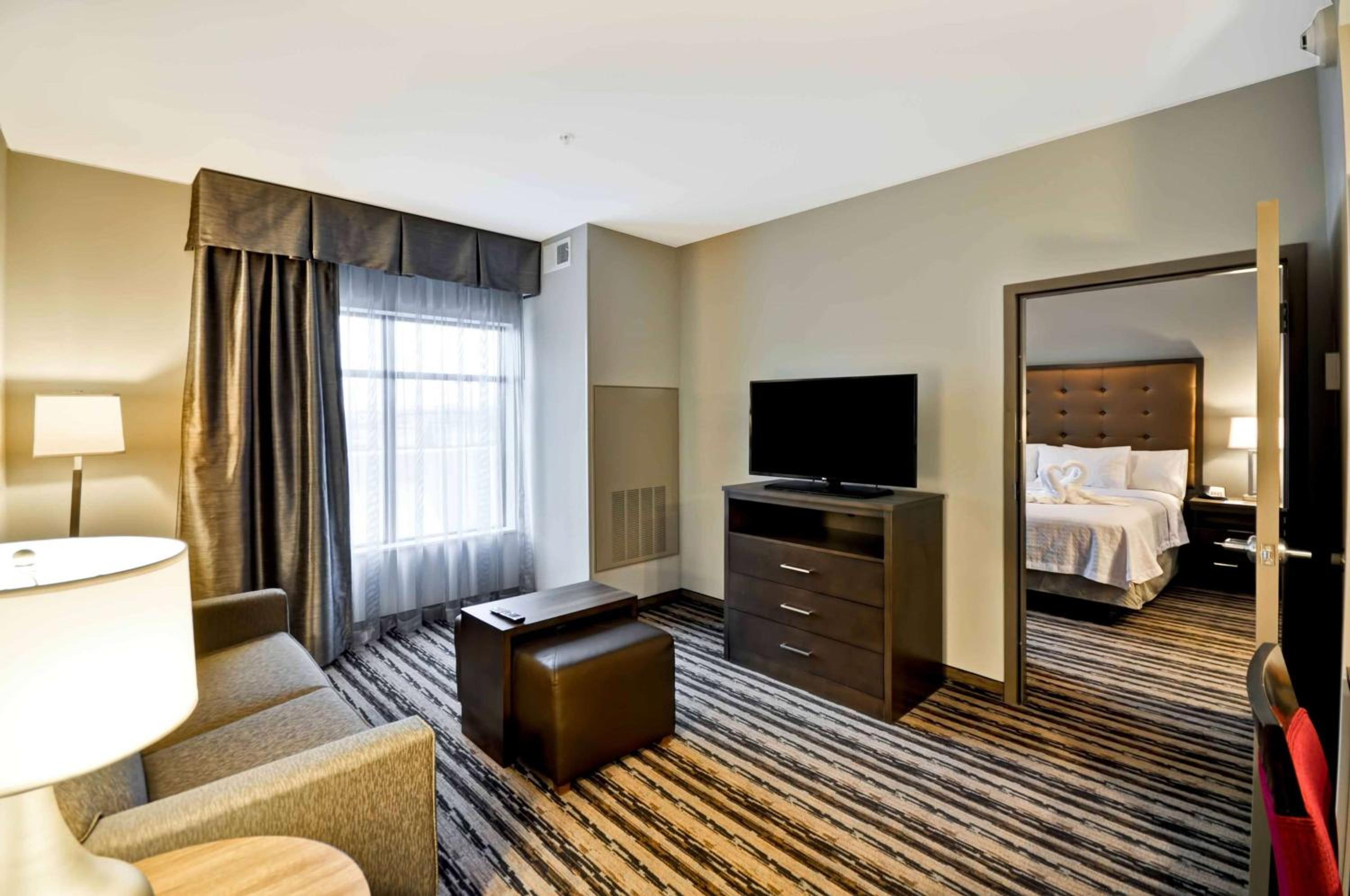 One-Bedroom King Suite - Non-Smoking photo 2