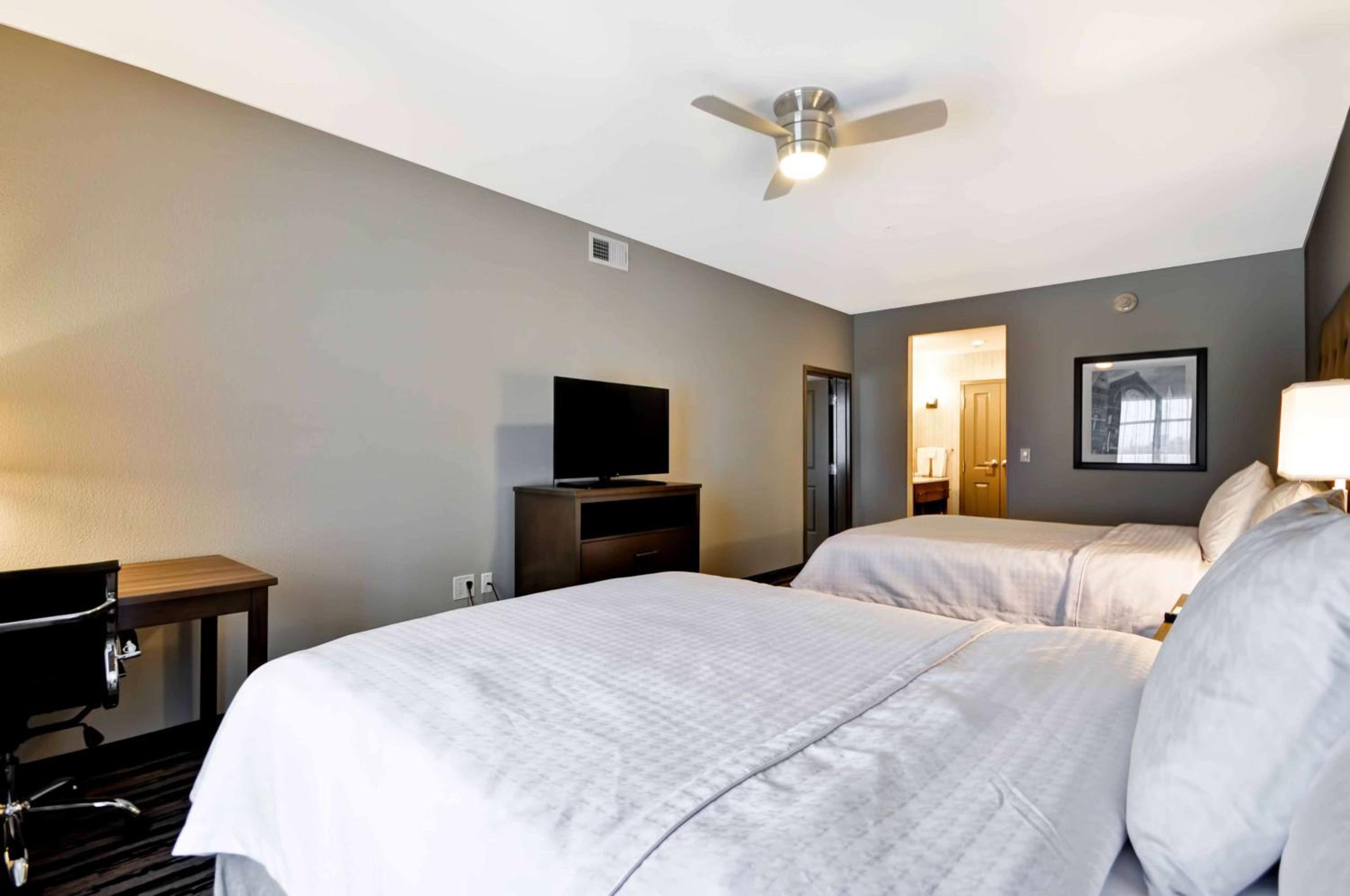 One-Bedroom Queen Suite with Two Queen Beds - Non-Smoking photo 3
