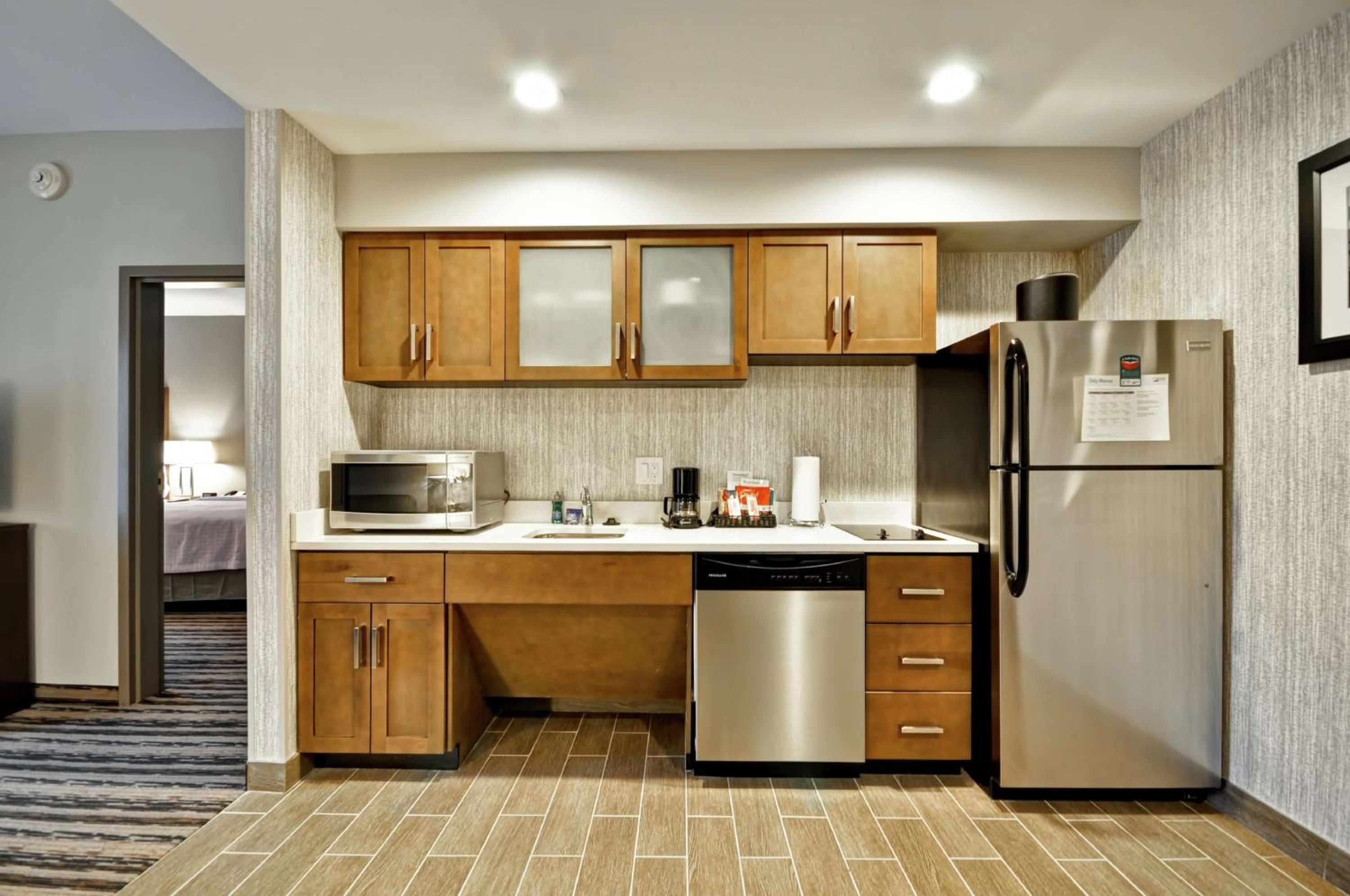 King Suite - Mobility and Hearing Access/Non-Smoking photo 3