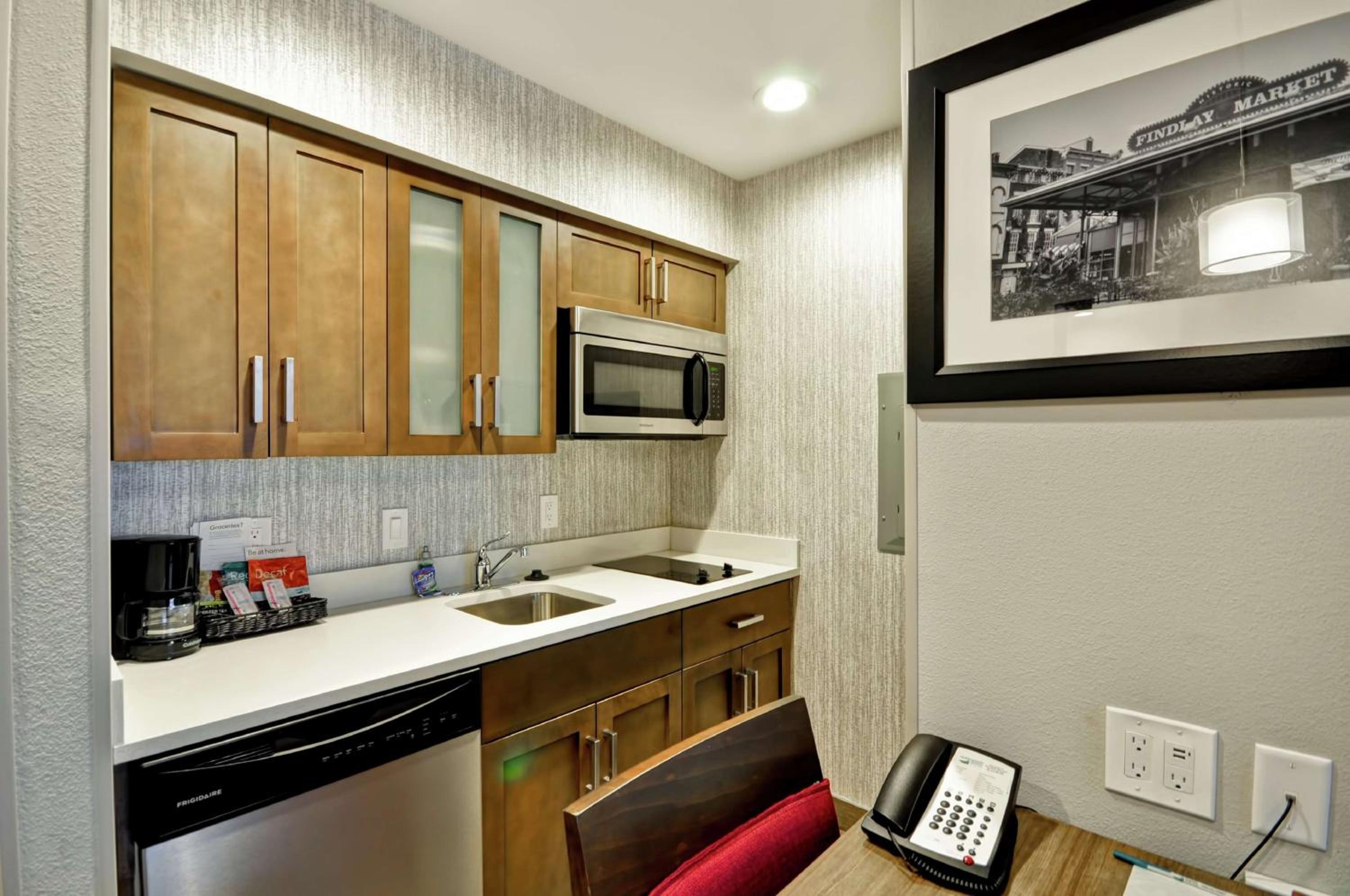 King Studio with Roll-In Shower - Mobility and Hearing Access/Non-Smoking photo 2