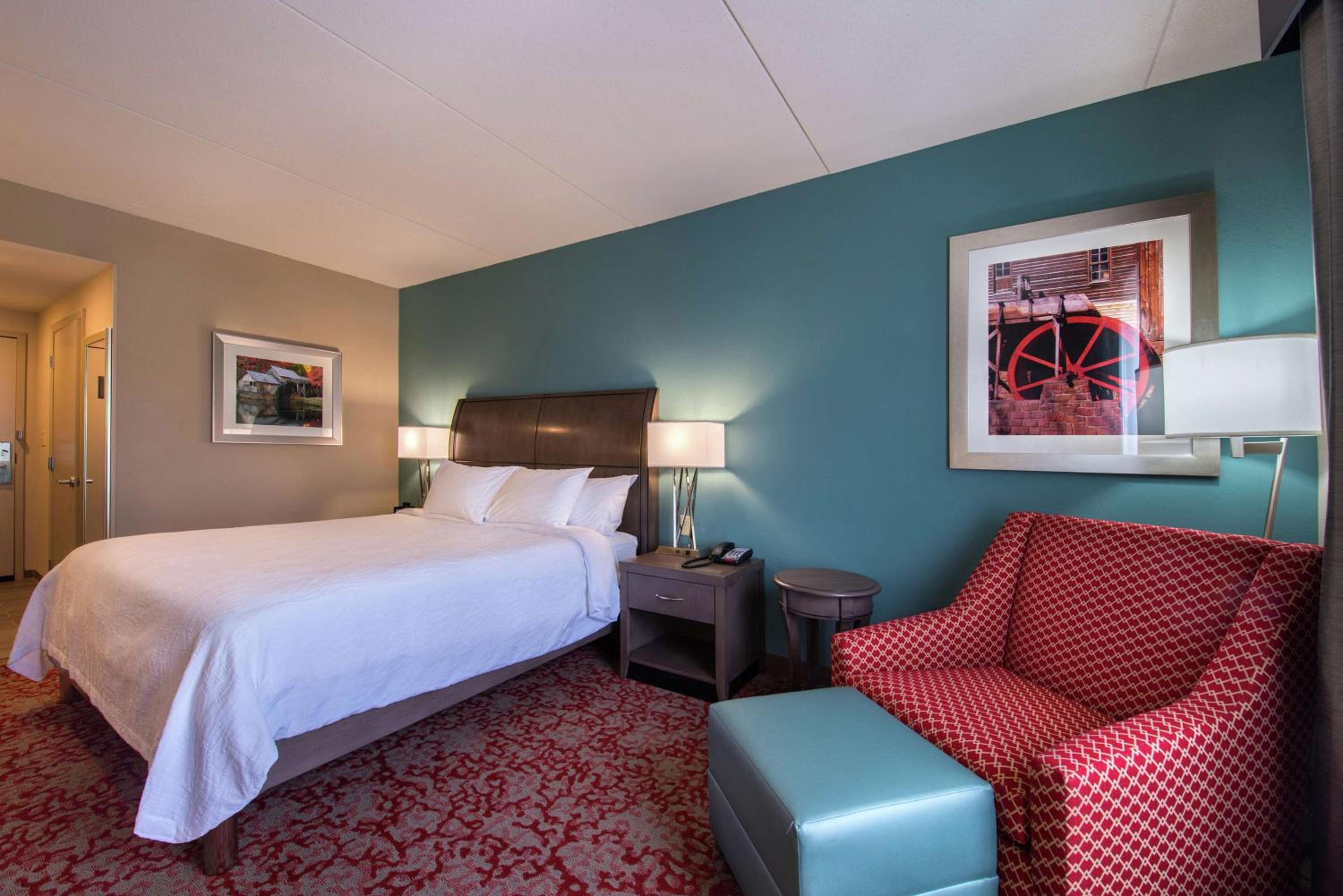 King Room with Tub - Mobility and Hearing Access photo 1